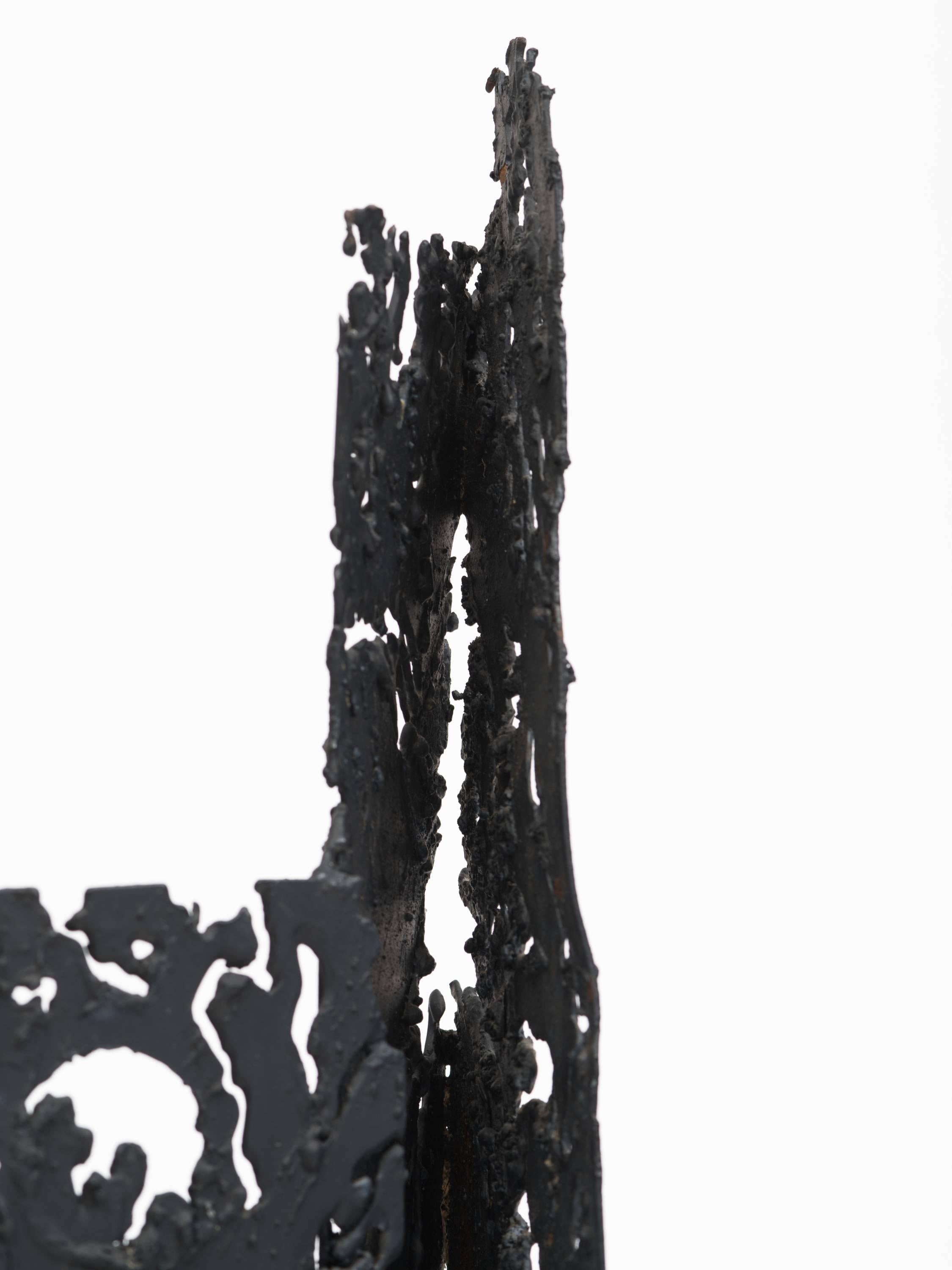 Italienische Brutalist Fackel geschnitten Eisen Seetang Skulptur Lampe (20. Jahrhundert) im Angebot