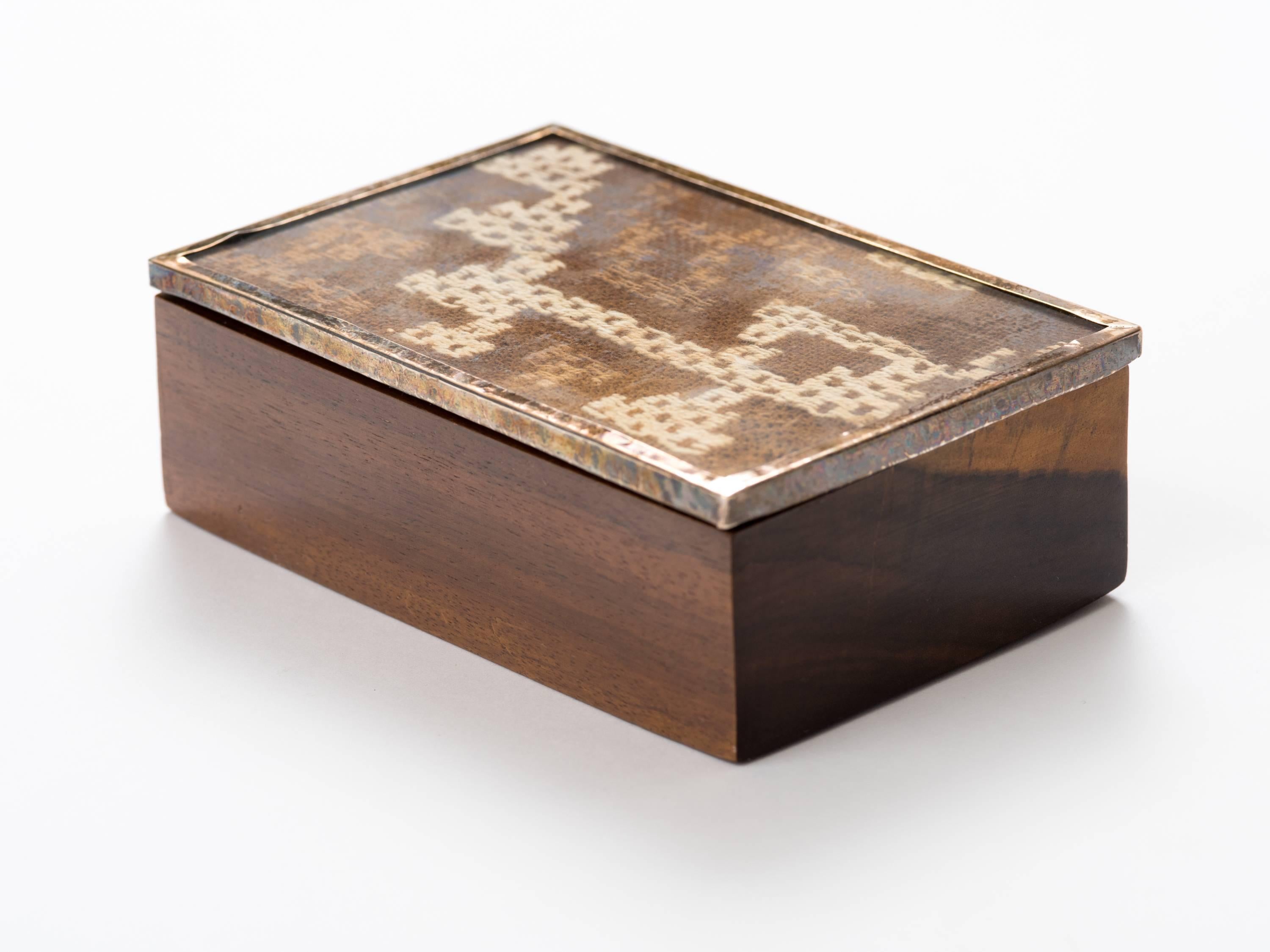 Boîte en bois exotique péruvien avec couvercle en textile Nazca ancien encadré de nickel.