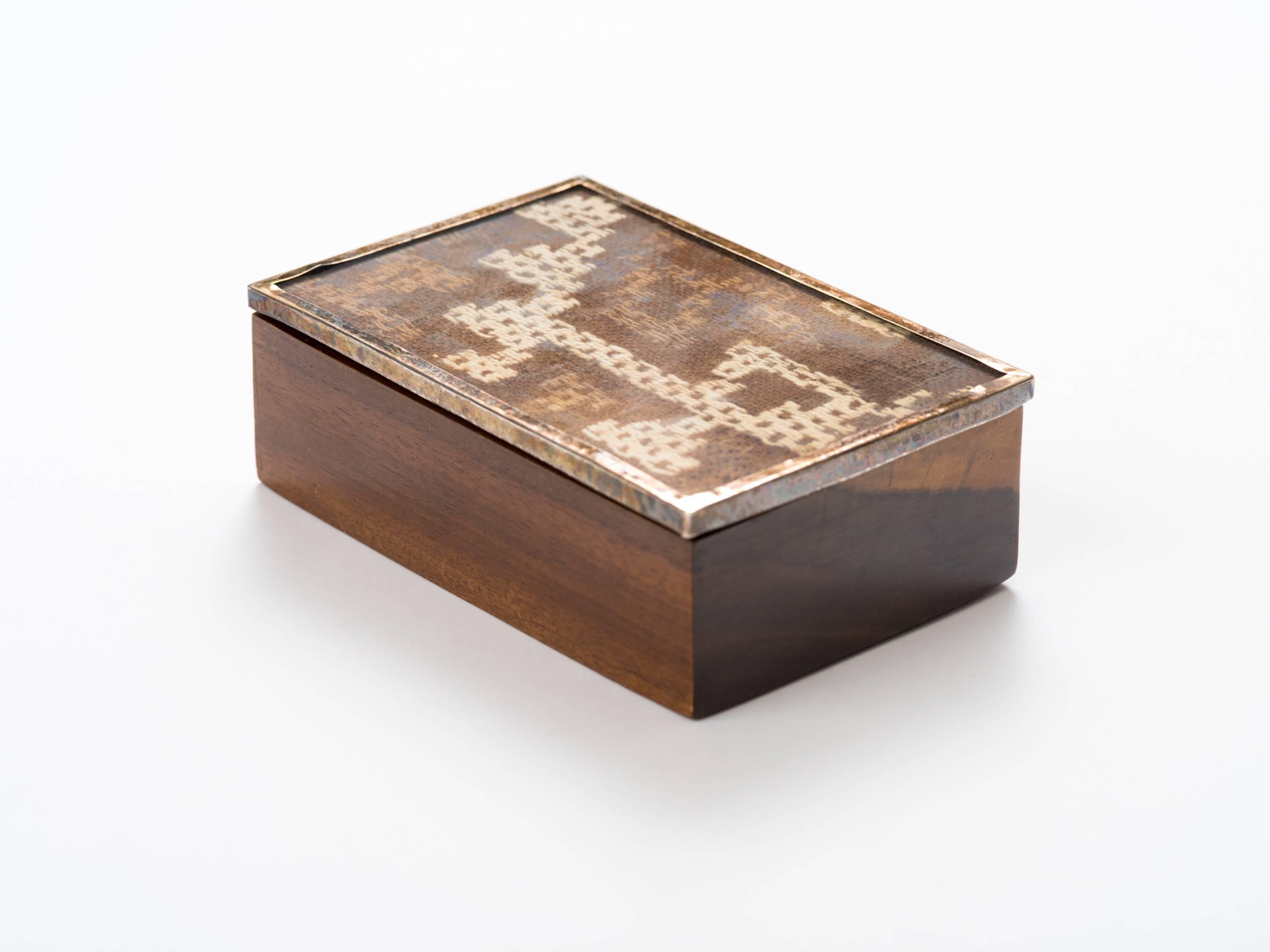 Péruvien Boîte péruvienne en bois exotique et textile Nazca en vente