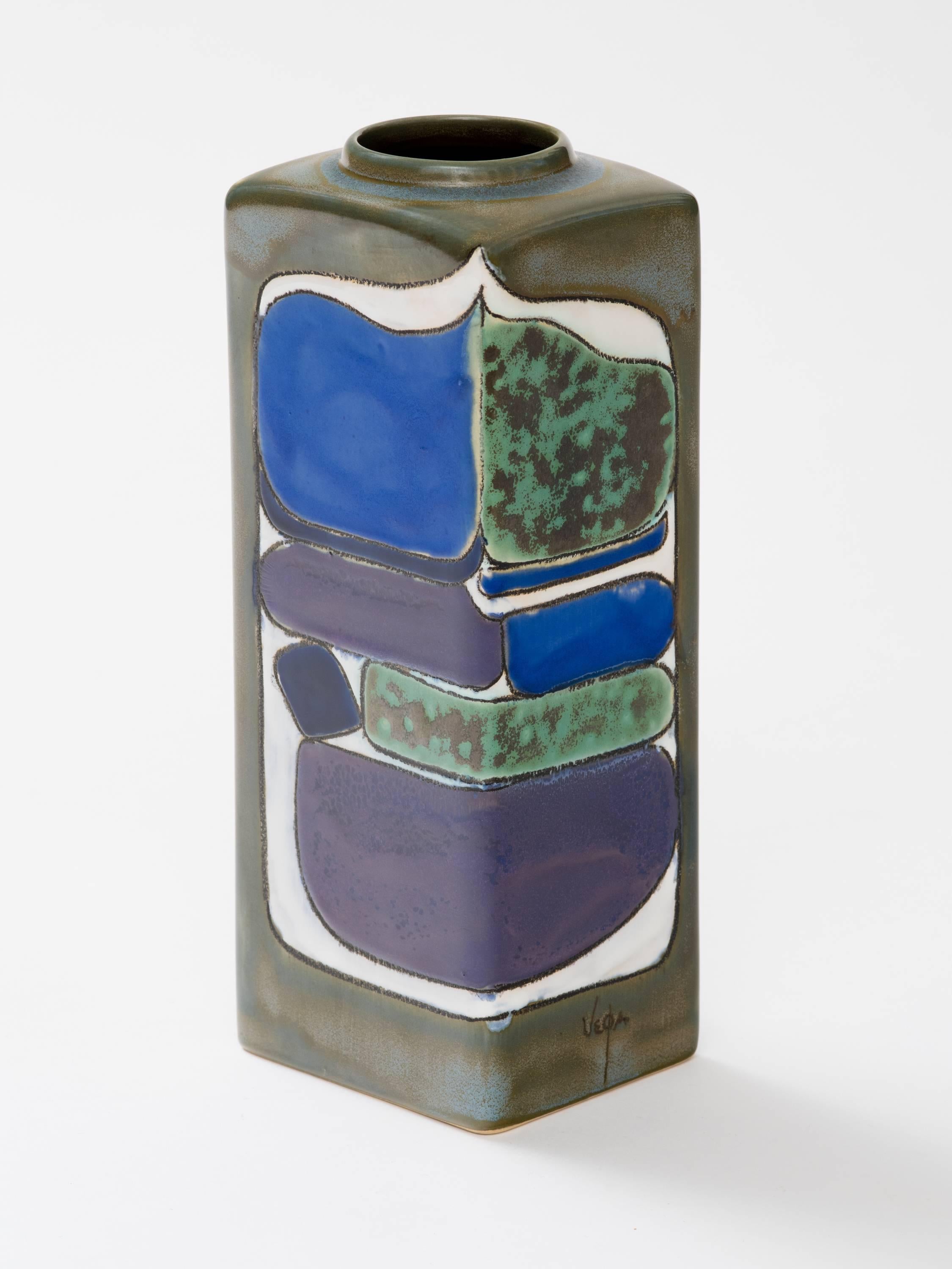 Mid-Century Modernist abstract ceramic vase by Eduardo Vega, signed.
Ecuador, circa 1970s.
