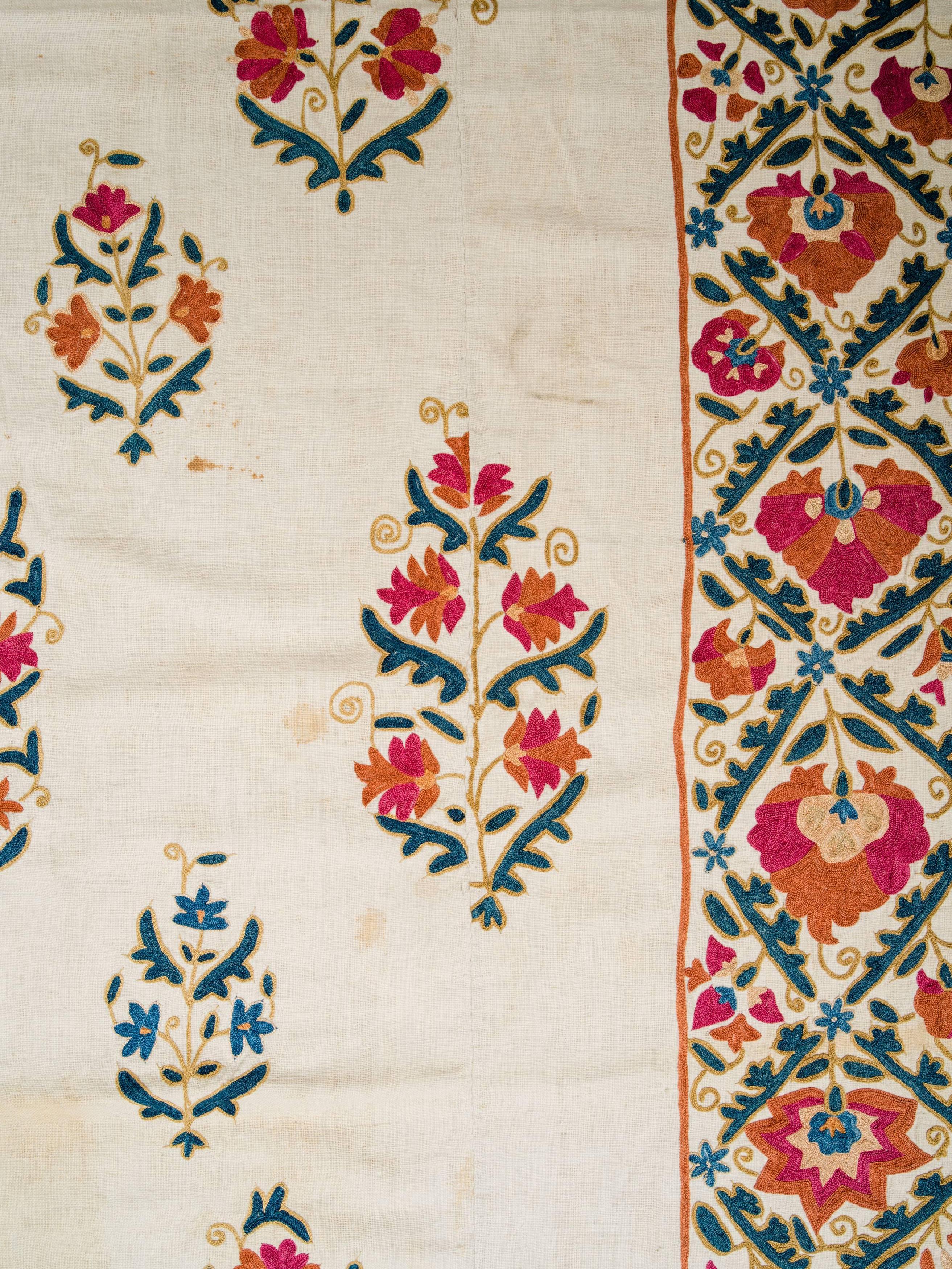 XIXe siècle Tapisserie Suzani brodée en soie ouzbeke du 19ème siècle en vente