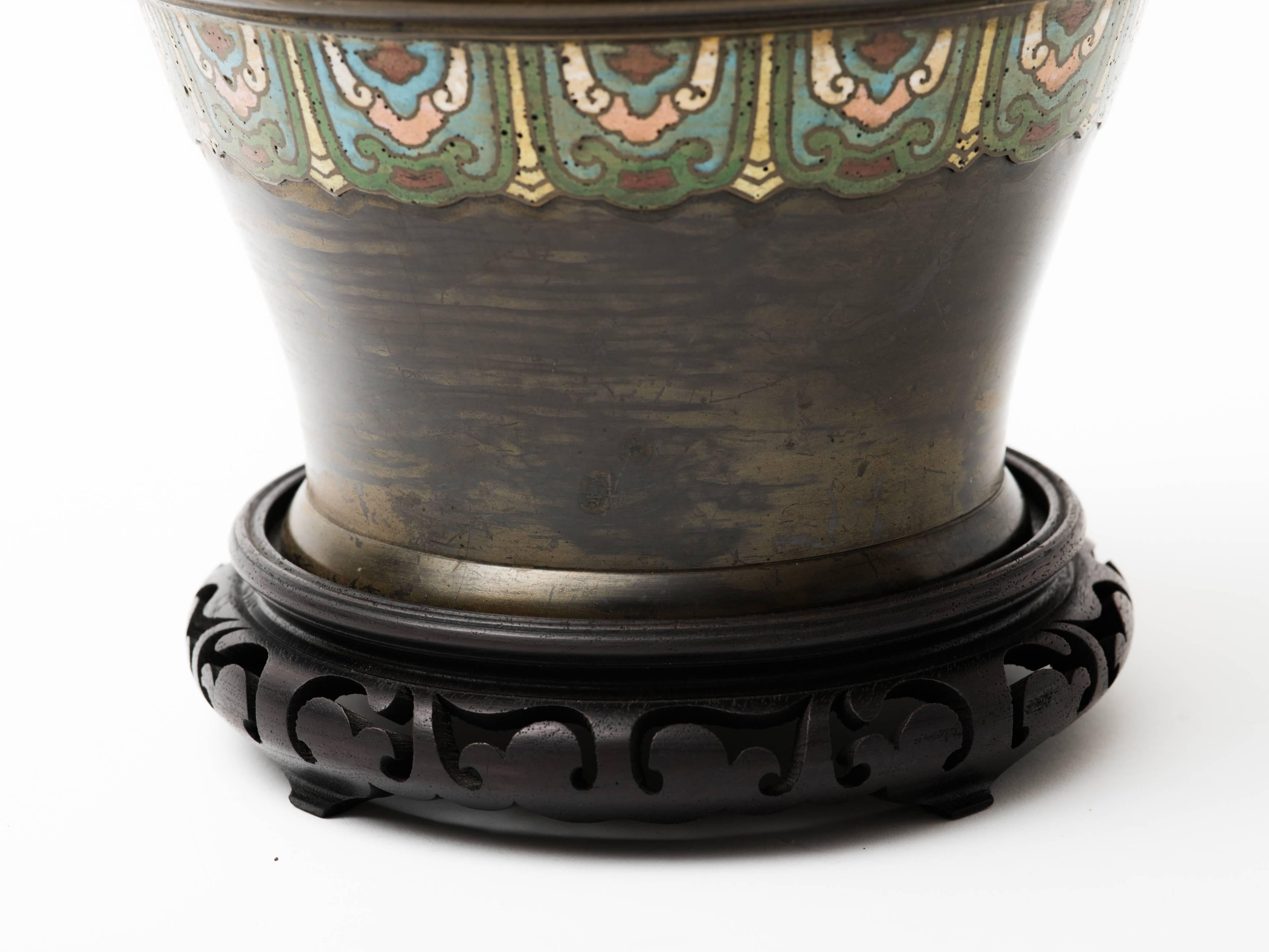 Cloisonné-Lampe aus Bronze mit Champlev-Muster im Angebot 1