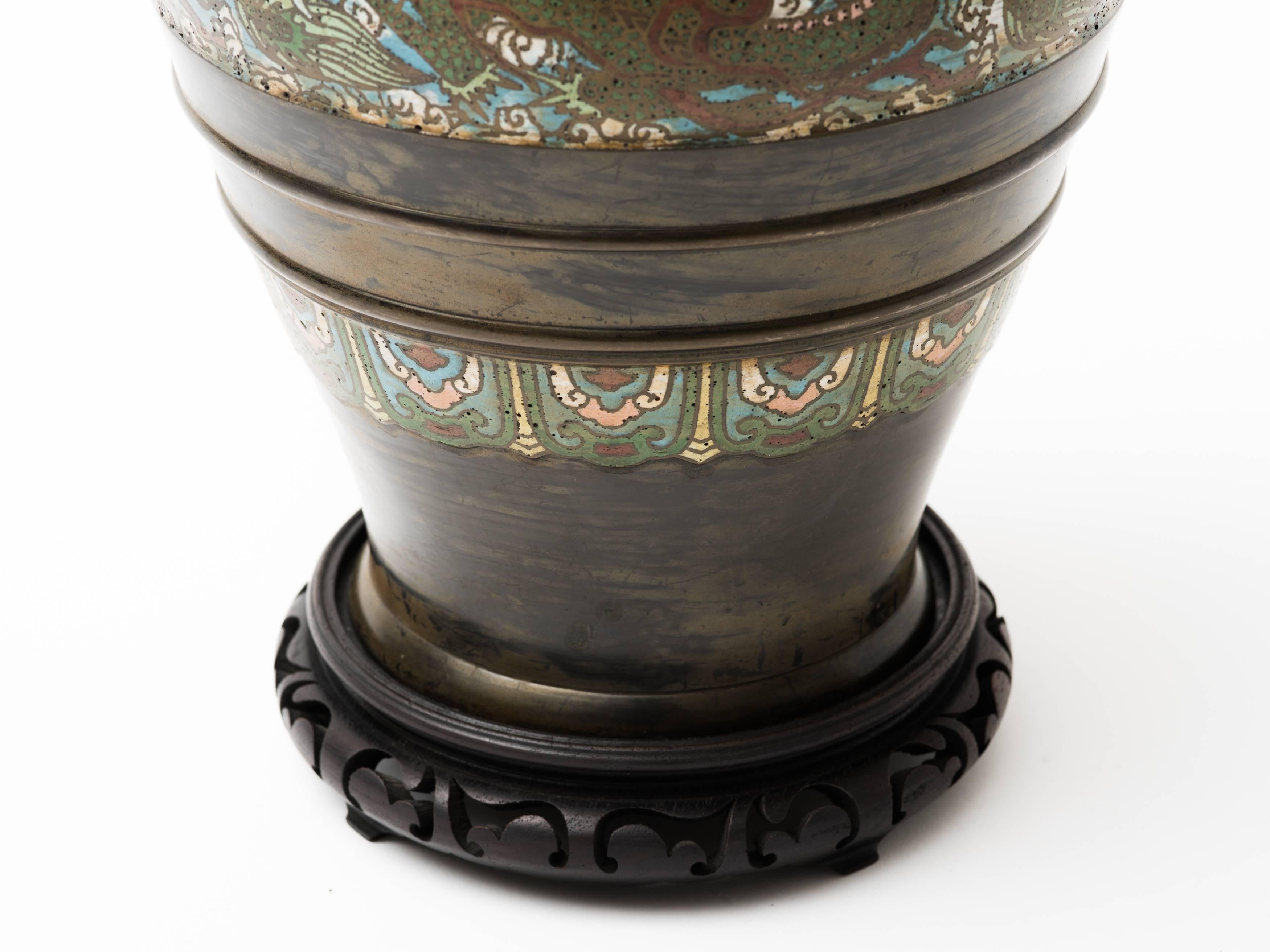 Lámpara de Cloisonné Dragón Champlevé de Bronce Asiático en Bueno estado para la venta en New York, NY