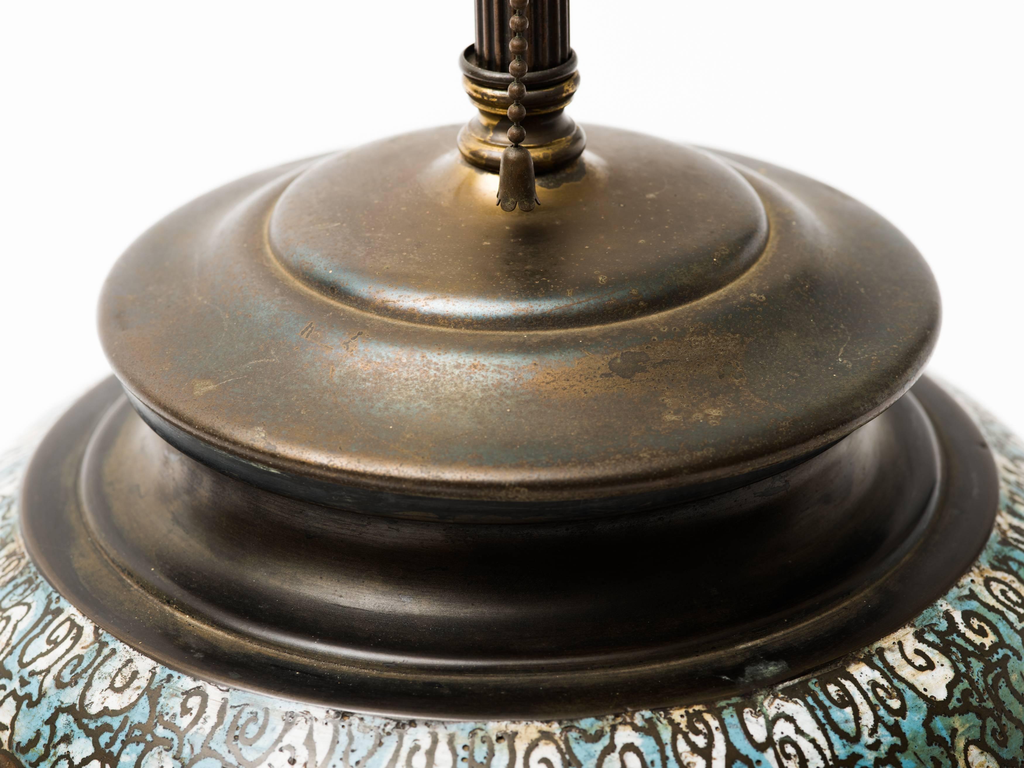 Cloisonné-Lampe aus Bronze mit Champlev-Muster (Chinesisch) im Angebot