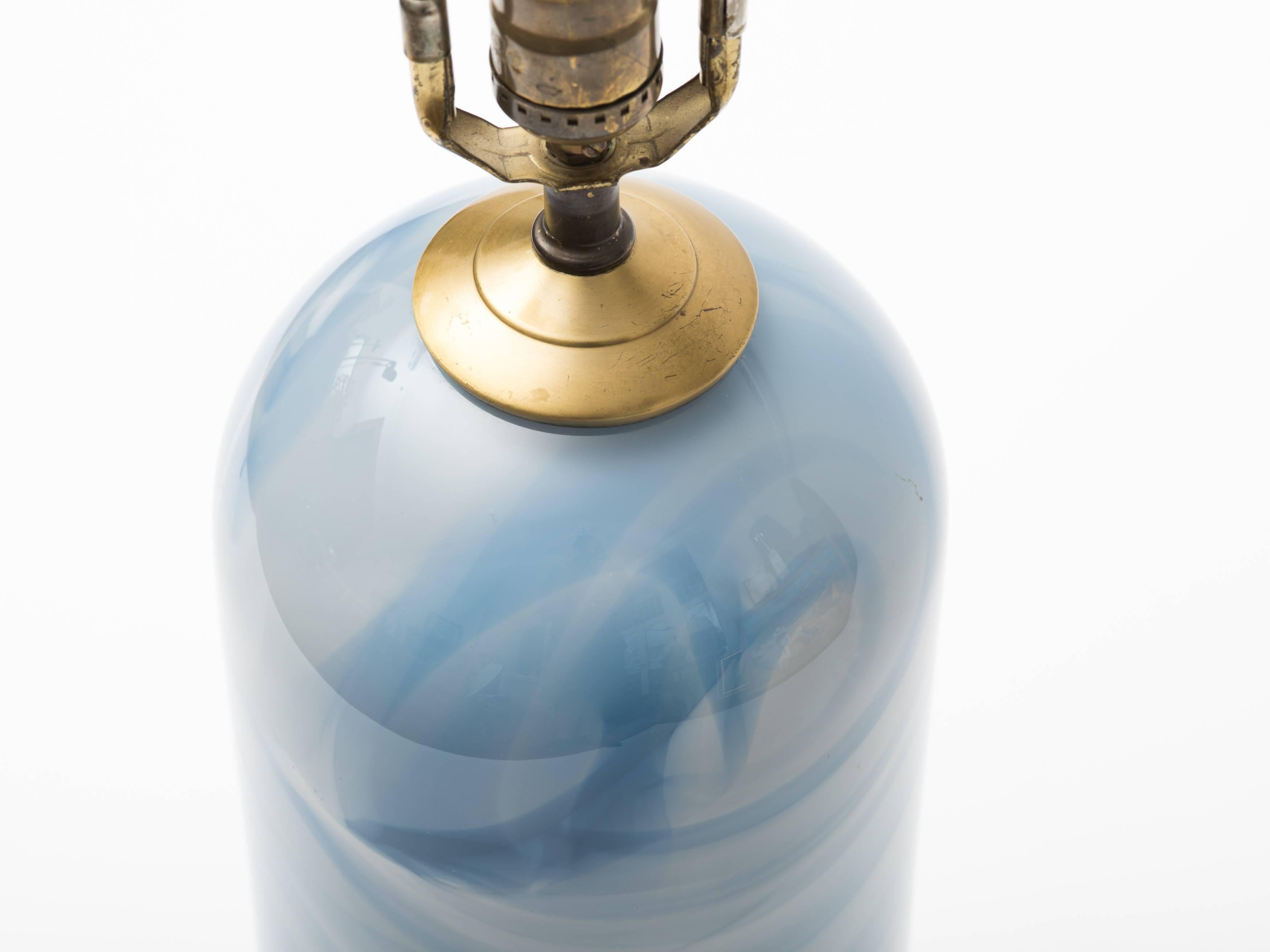 Américain Lampe colonne céleste en verre soufflé à la main en forme de tourbillon, années 1980 en vente
