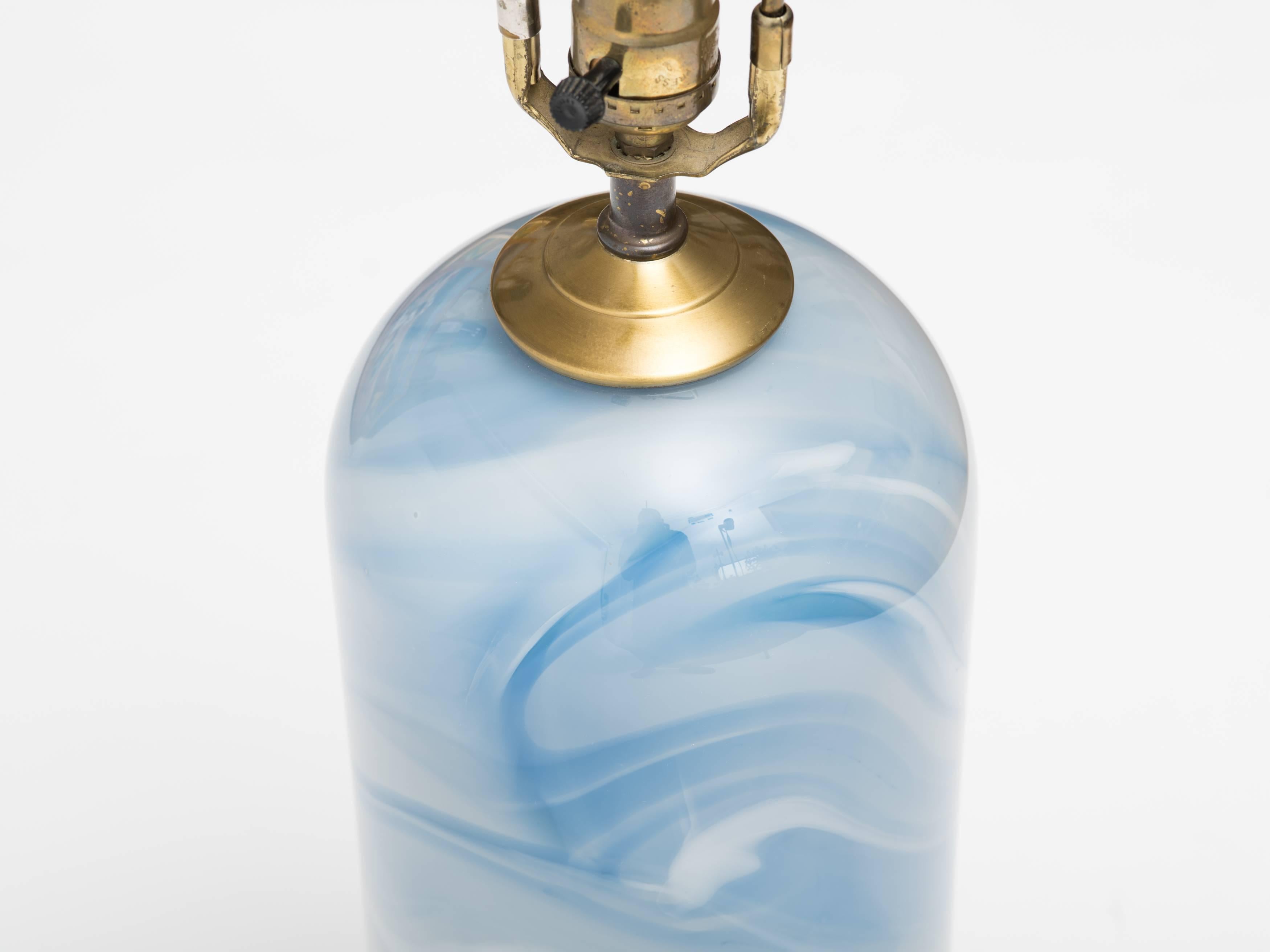Fait main Lampe colonne céleste en verre soufflé à la main en forme de tourbillon, années 1980 en vente