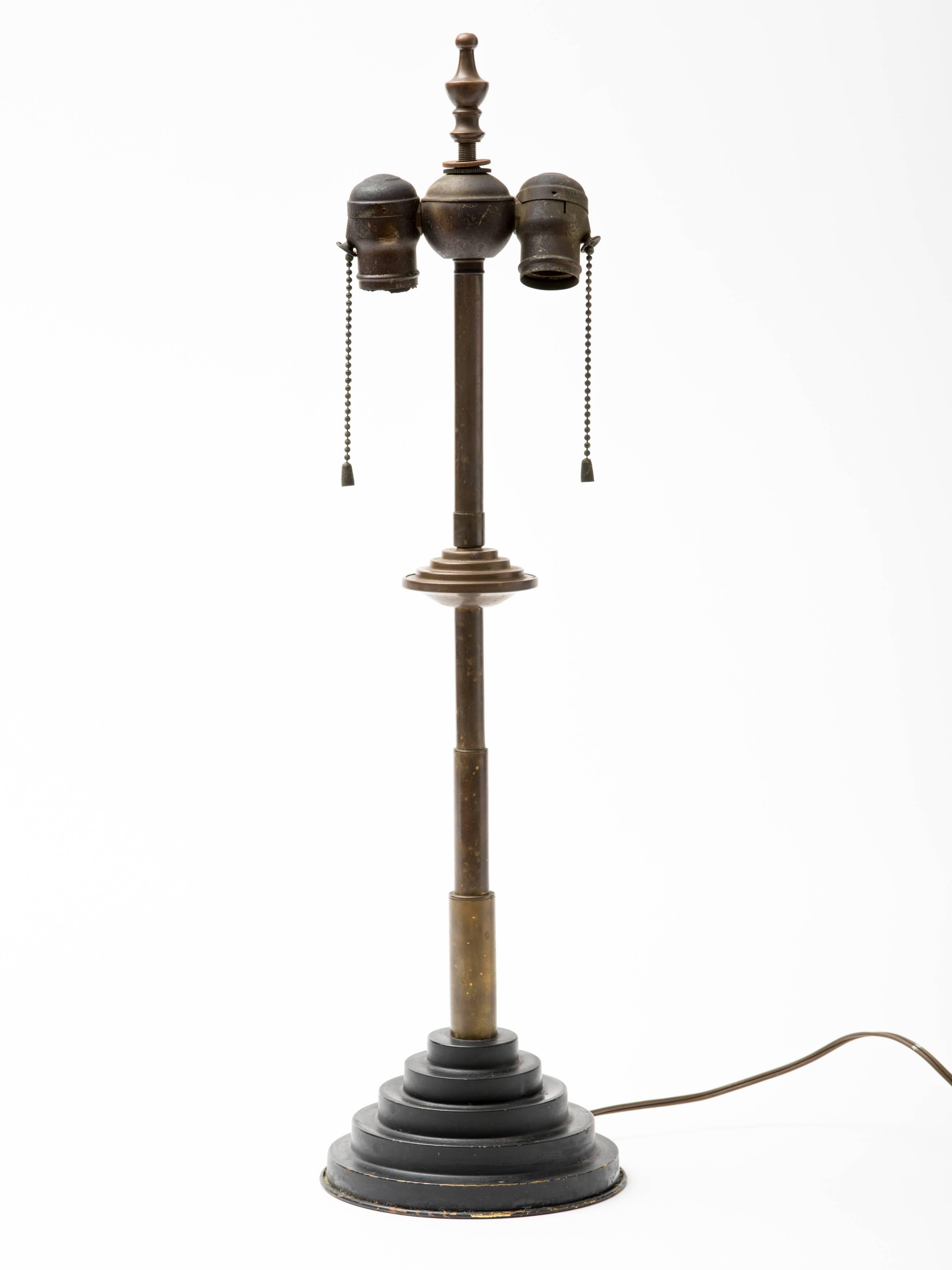 Skyscraper-Lampe aus patiniertem Messing aus dem Maschinenzeitalter (20. Jahrhundert) im Angebot