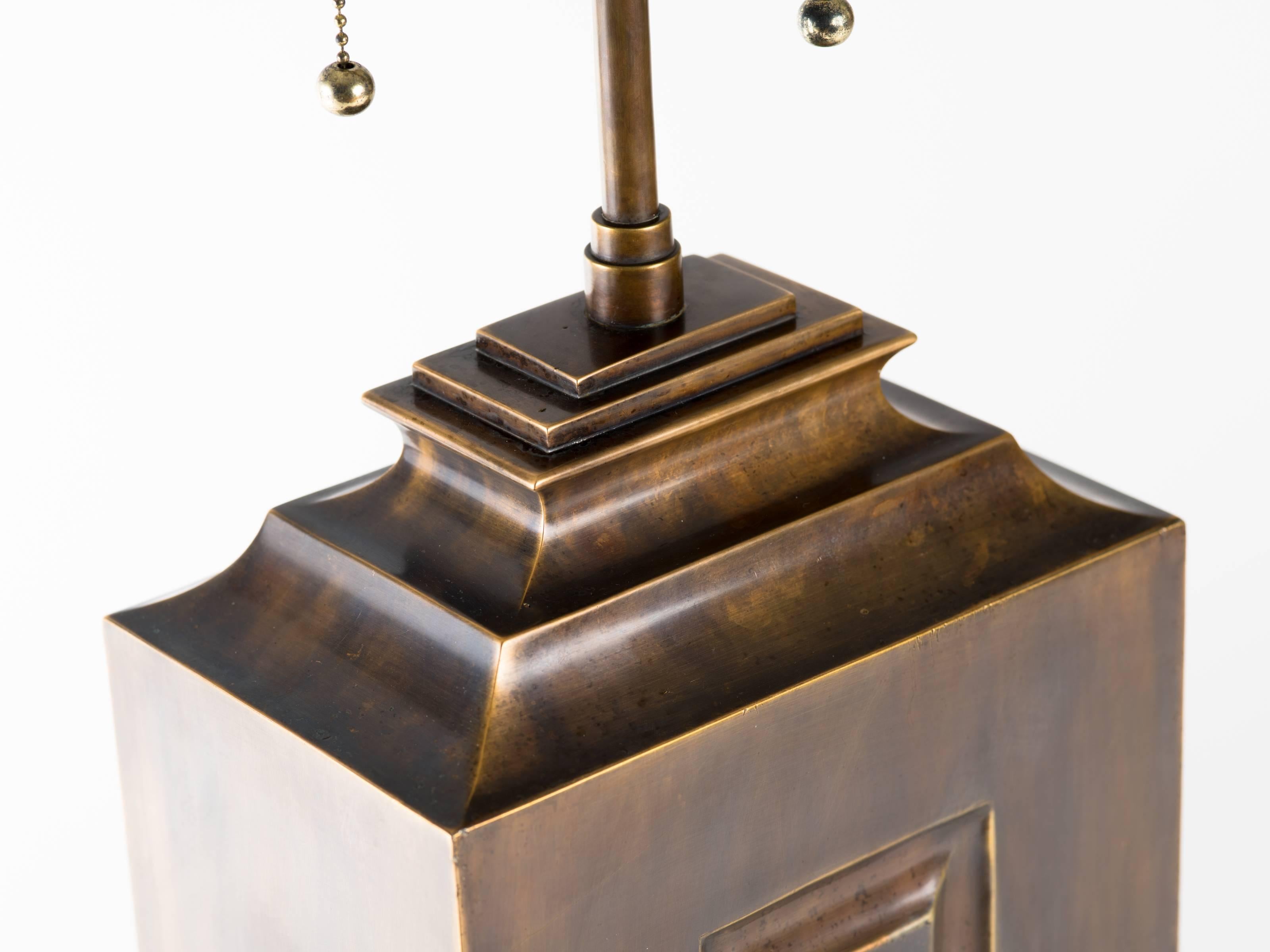 Monumentale lampe Hollywood Regency en laiton patiné. Le corps de la lampe mesure 24,5