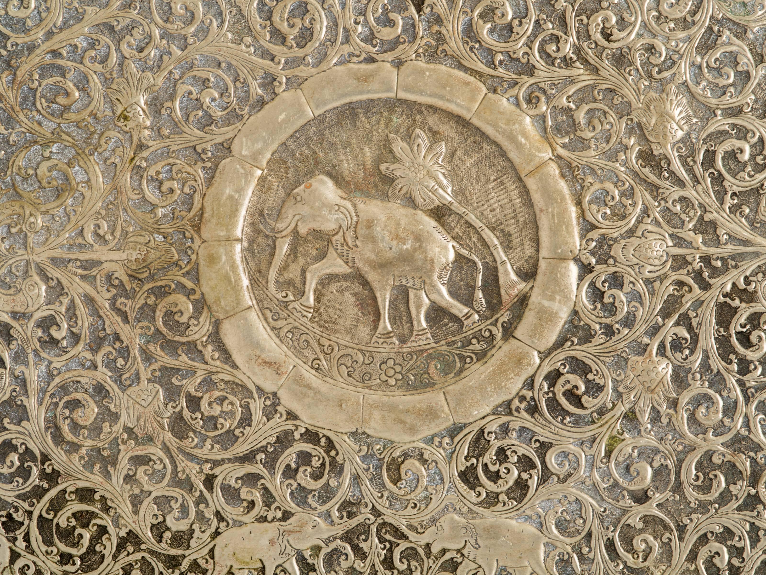 Antikes Serviertablett mit eingraviertem indischen Mughal-Motiv aus Zinn (Anglo-indisch) im Angebot
