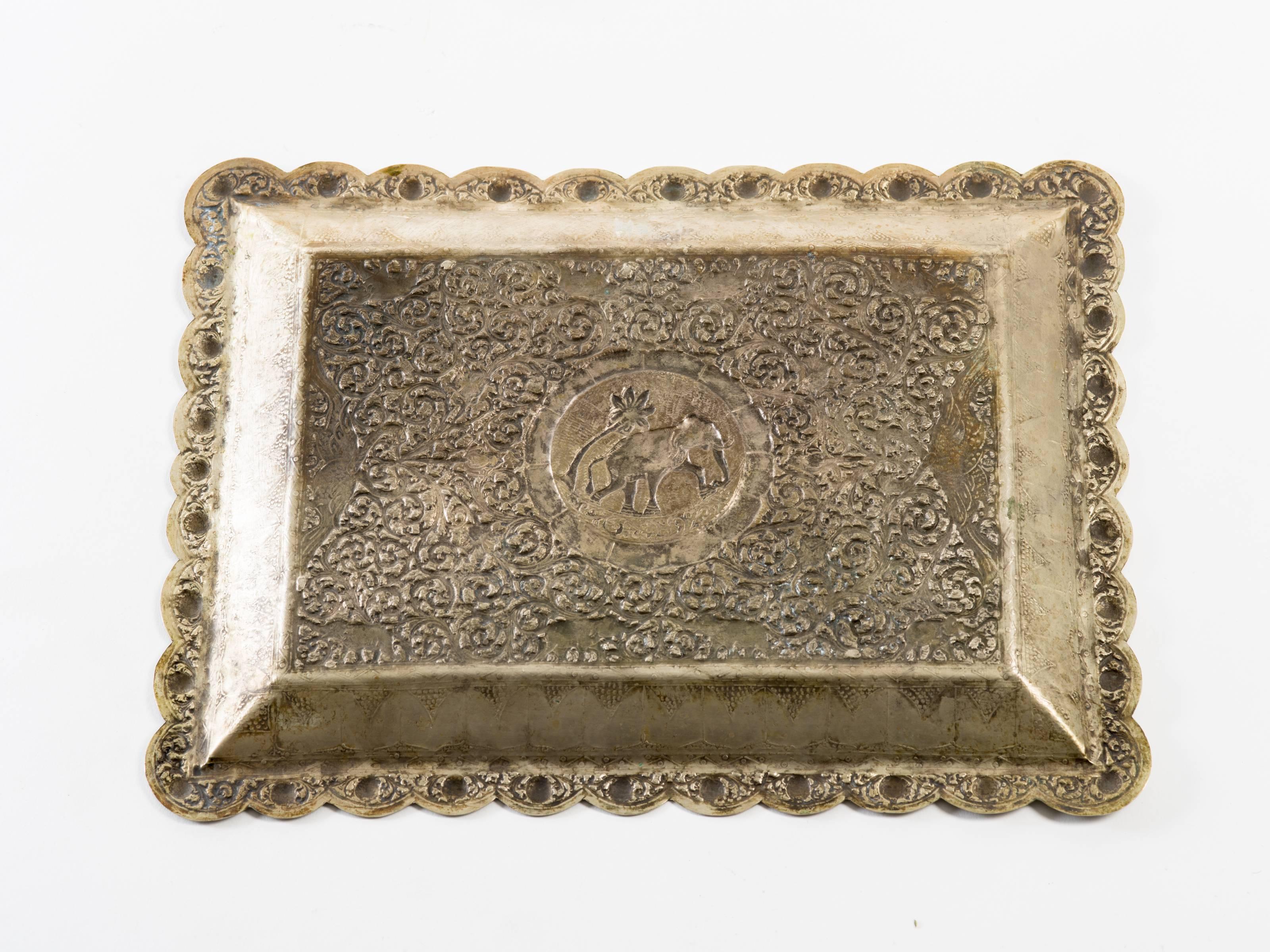 Antikes Serviertablett mit eingraviertem indischen Mughal-Motiv aus Zinn im Angebot 1