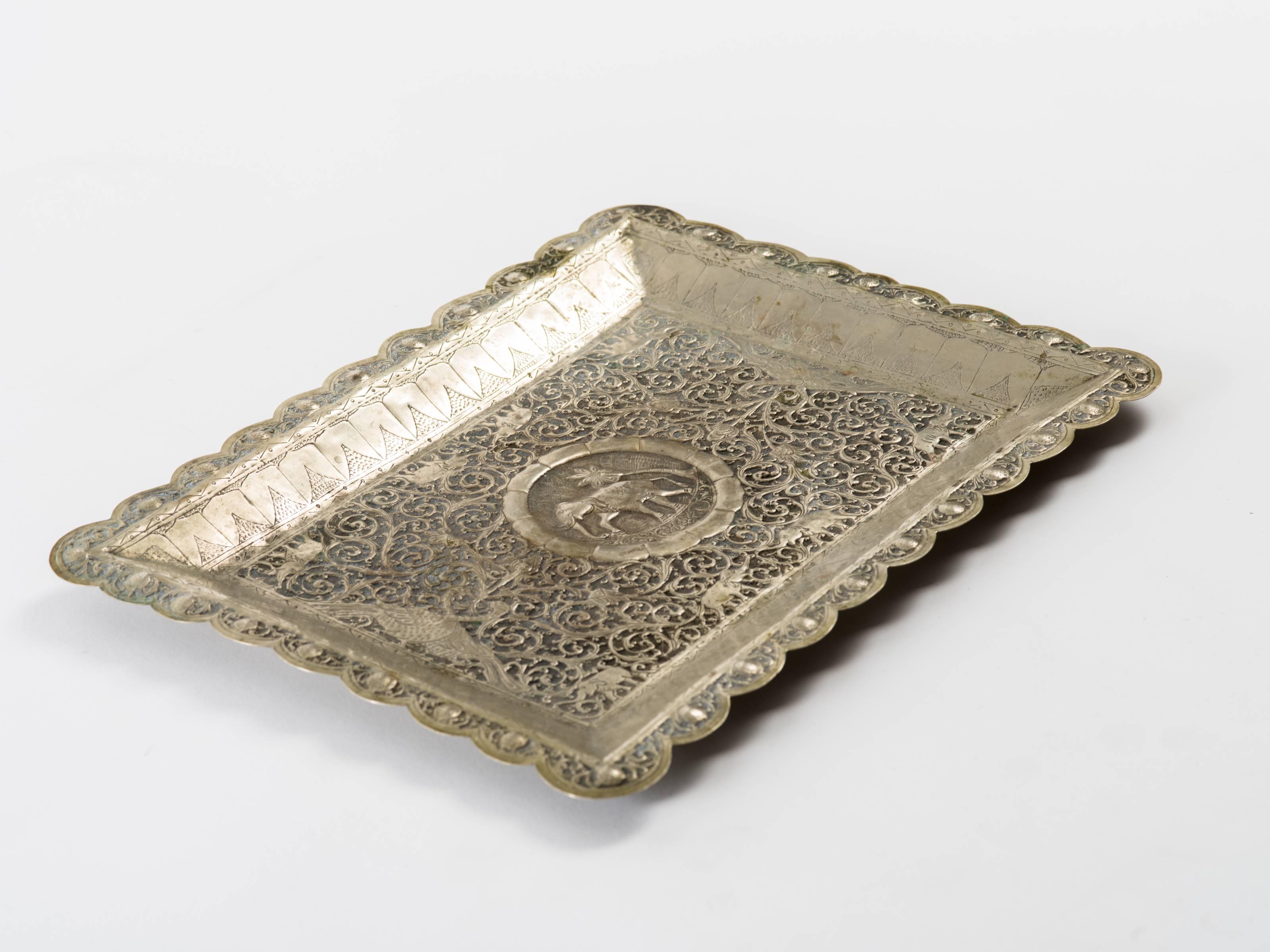 Antikes Serviertablett mit eingraviertem indischen Mughal-Motiv aus Zinn im Angebot 2