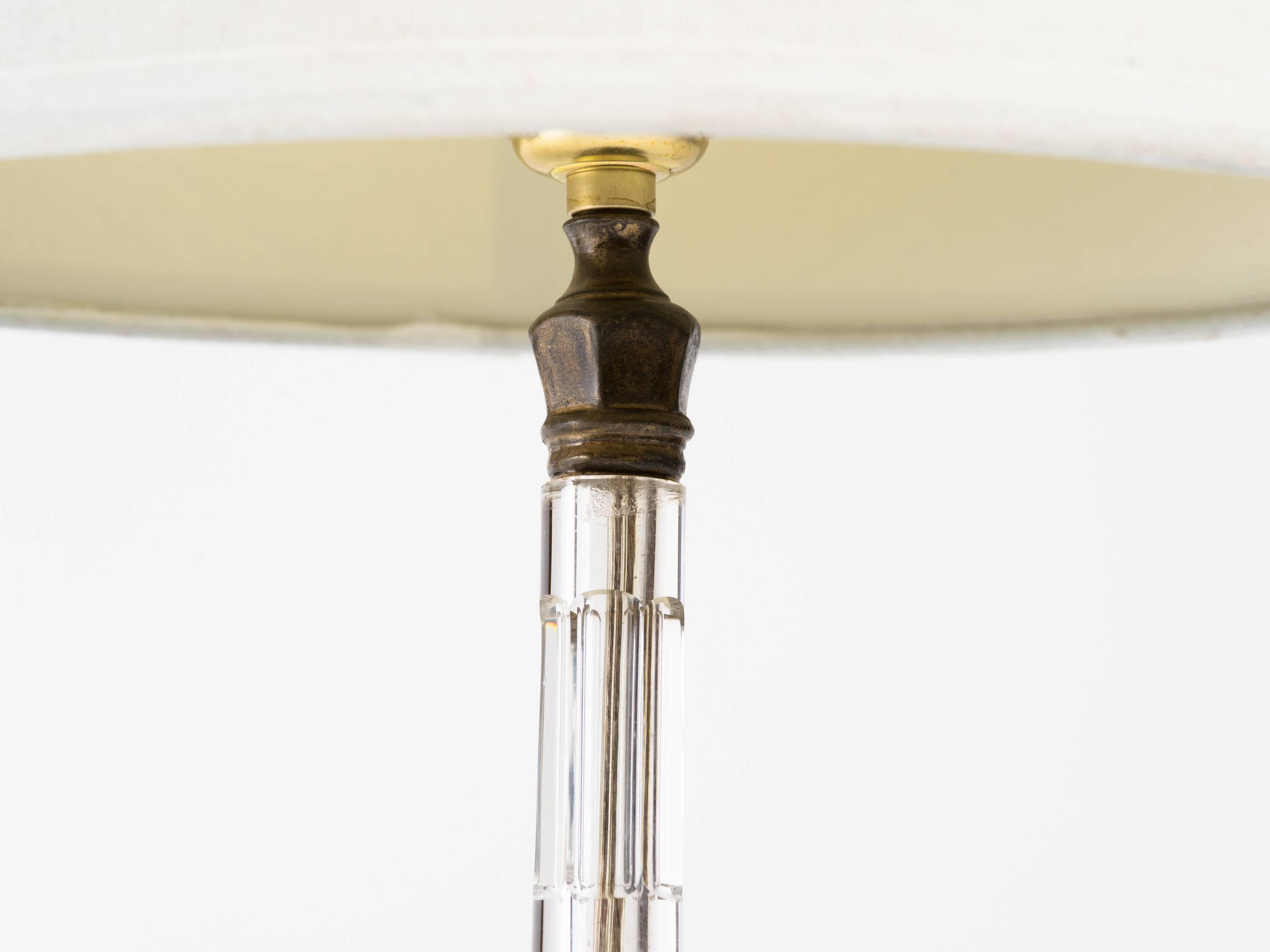 Paire de lampes Art Déco en cristal taillé à facettes avec bases circulaires incurvées et détail original en laiton patiné au sommet.