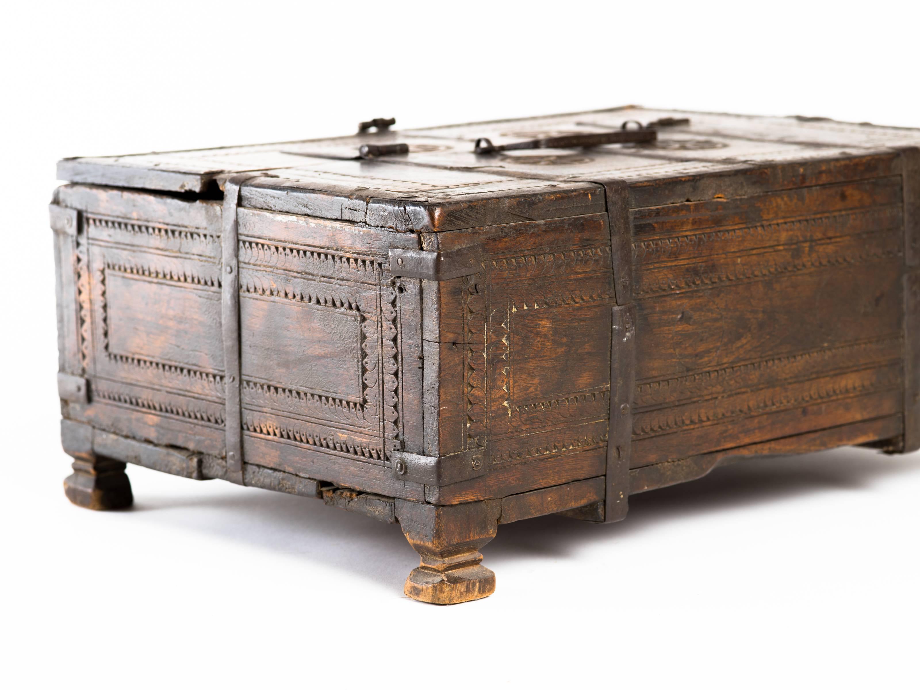 Early 20th Century Indian Carved Wood Storage Chest Box For Sale 2