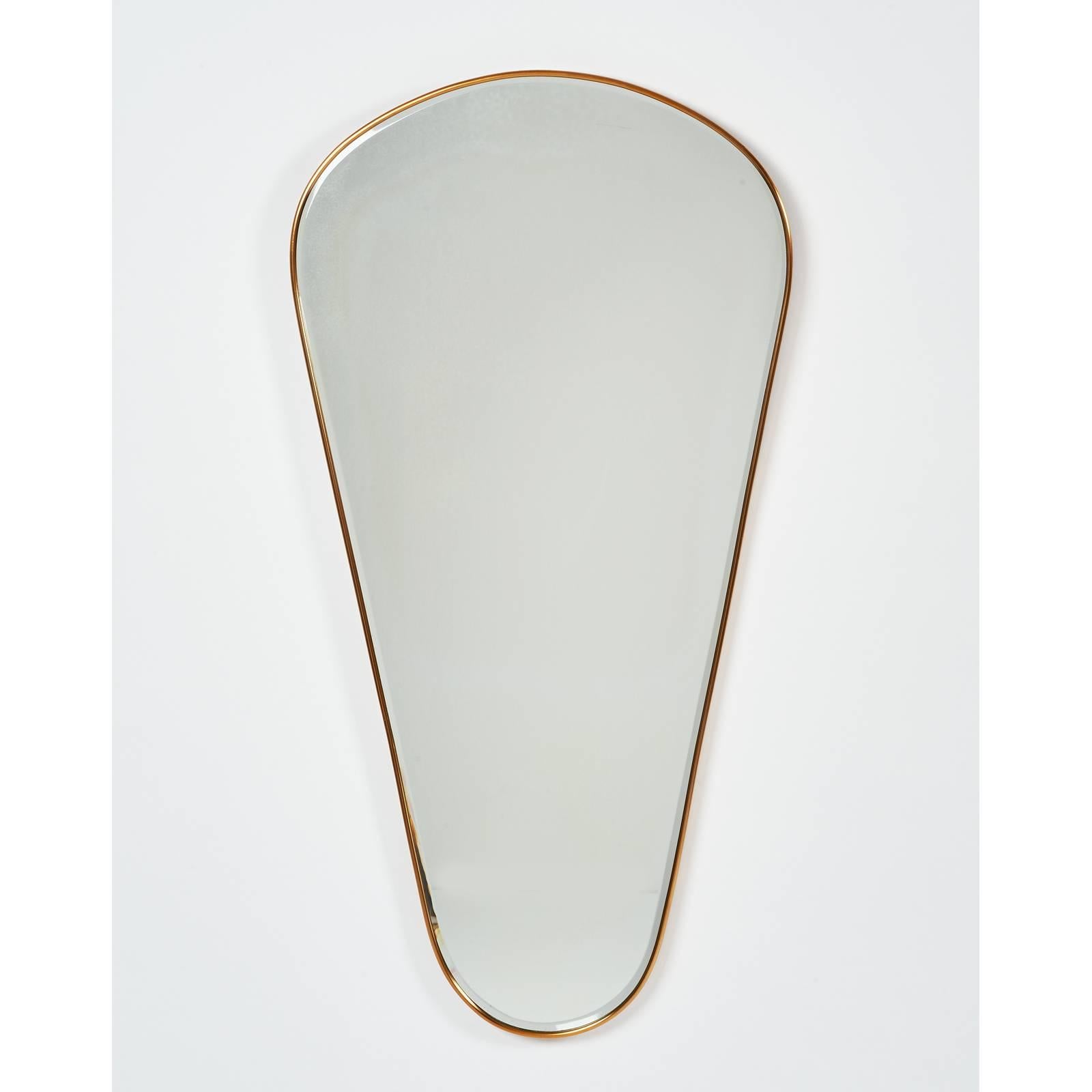 ITALY, 1950s.
Tear-drop mirror, Brass frame with beveled mirror.
20 x 40.
Can be hung in reverse : 40 x 20.
Aging to silvering on the mirror