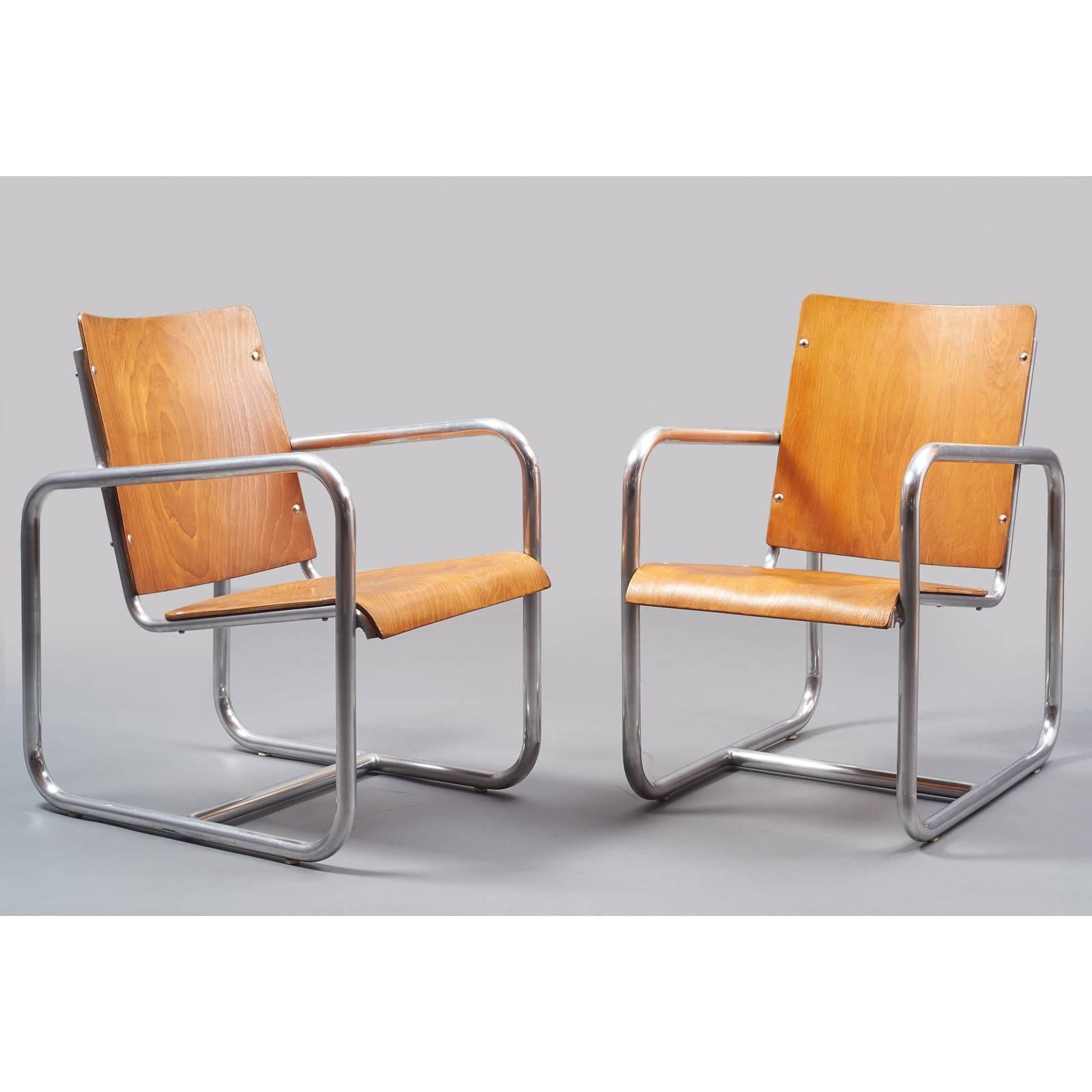 Italy, 1930s.
Early modernist pair of nickeled tubular armchairs
with shaped plywood seat and back.
Measures: 20 W x 27 D x 16/31 H.