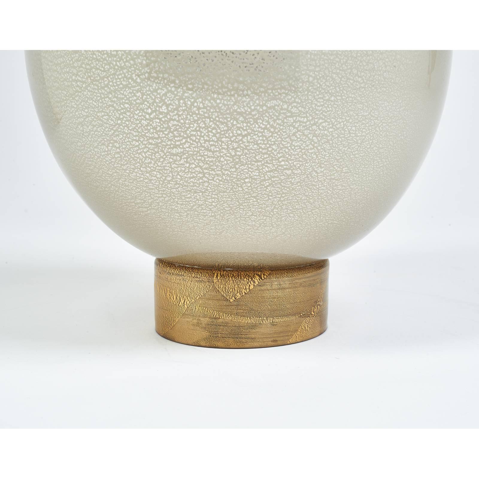 Mid-Century moderno Squisito vaso in vetro soffiato con foglia d'oro, Italia in vendita