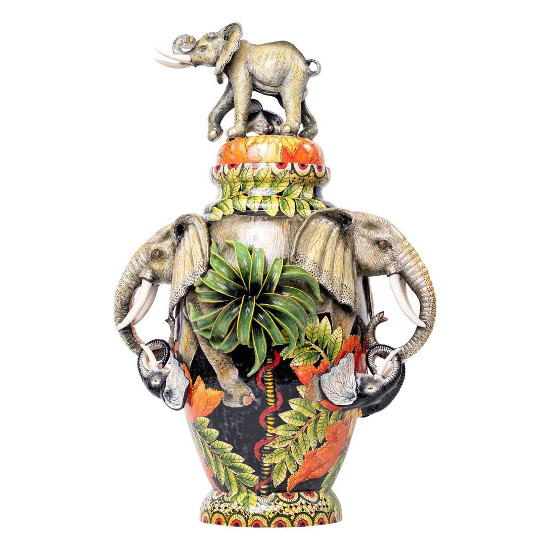 Ceramica fatta a mano - Unica nel suo genere

Vaso con abbraccio di elefanti nella foresta
Questo straordinario vaso in ceramica unico nel suo genere, Elephants' Embrace in the Forest, celebra la maestosità e la grazia dei più grandi mammiferi