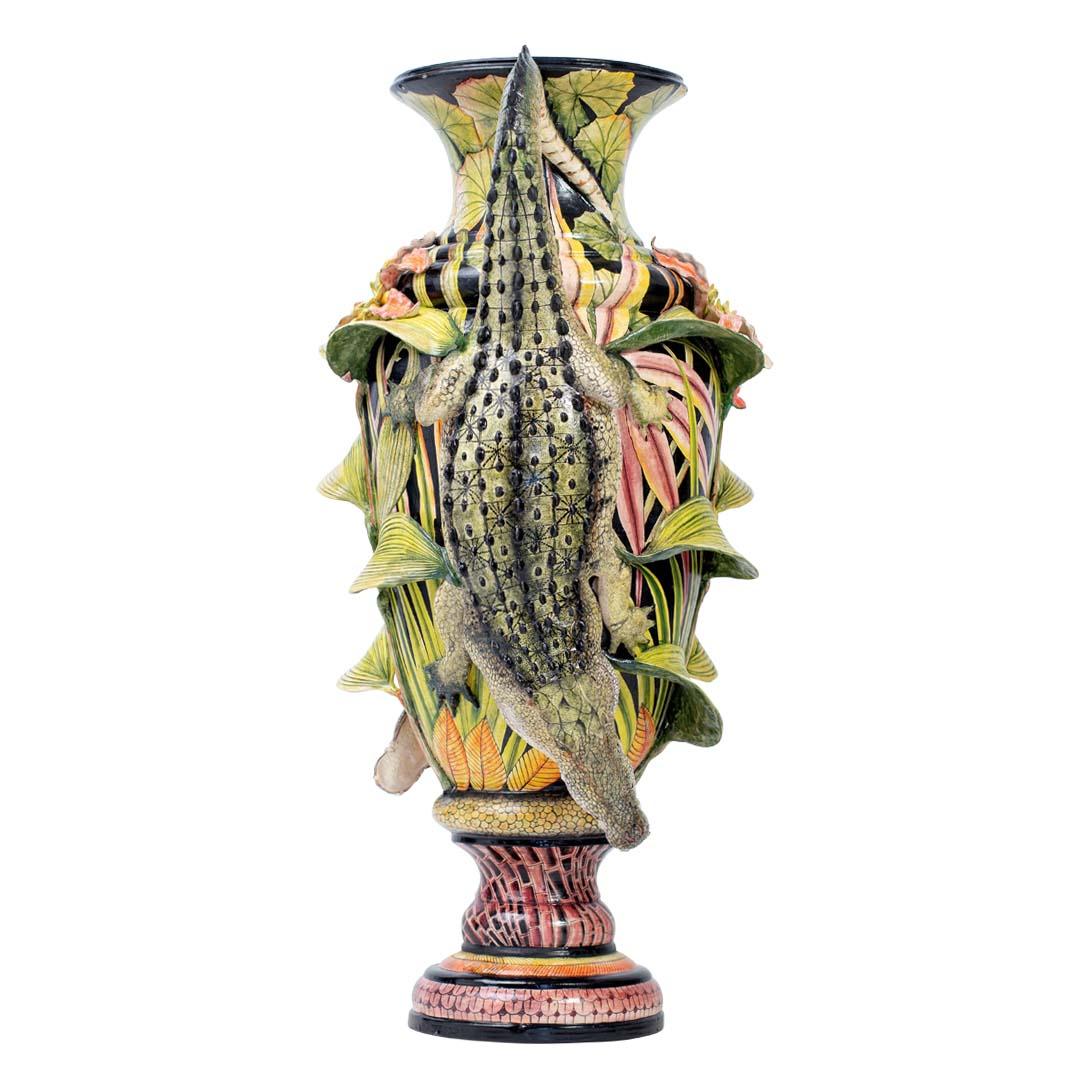 Ceramica fatta a mano - Unica nel suo genere

Questo straordinario vaso di Wiseman Ceramics è una celebrazione del potere, del simbolismo e dell'arte sudafricana. Scolpito con un tocco drammatico, il pezzo presenta due coccodrilli intricati e