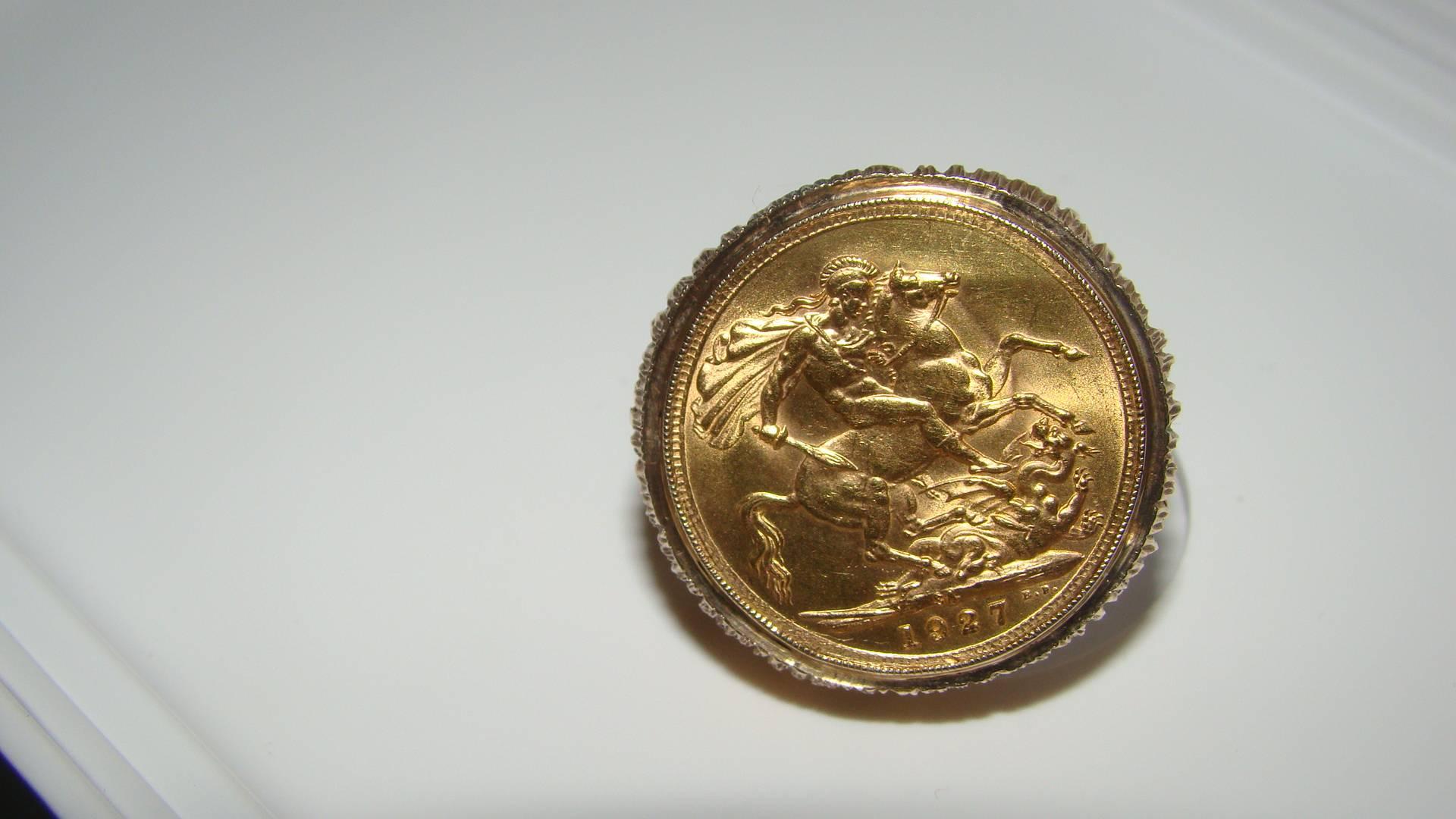 English 1927 22kt Gold British Sovereign Coin Ring