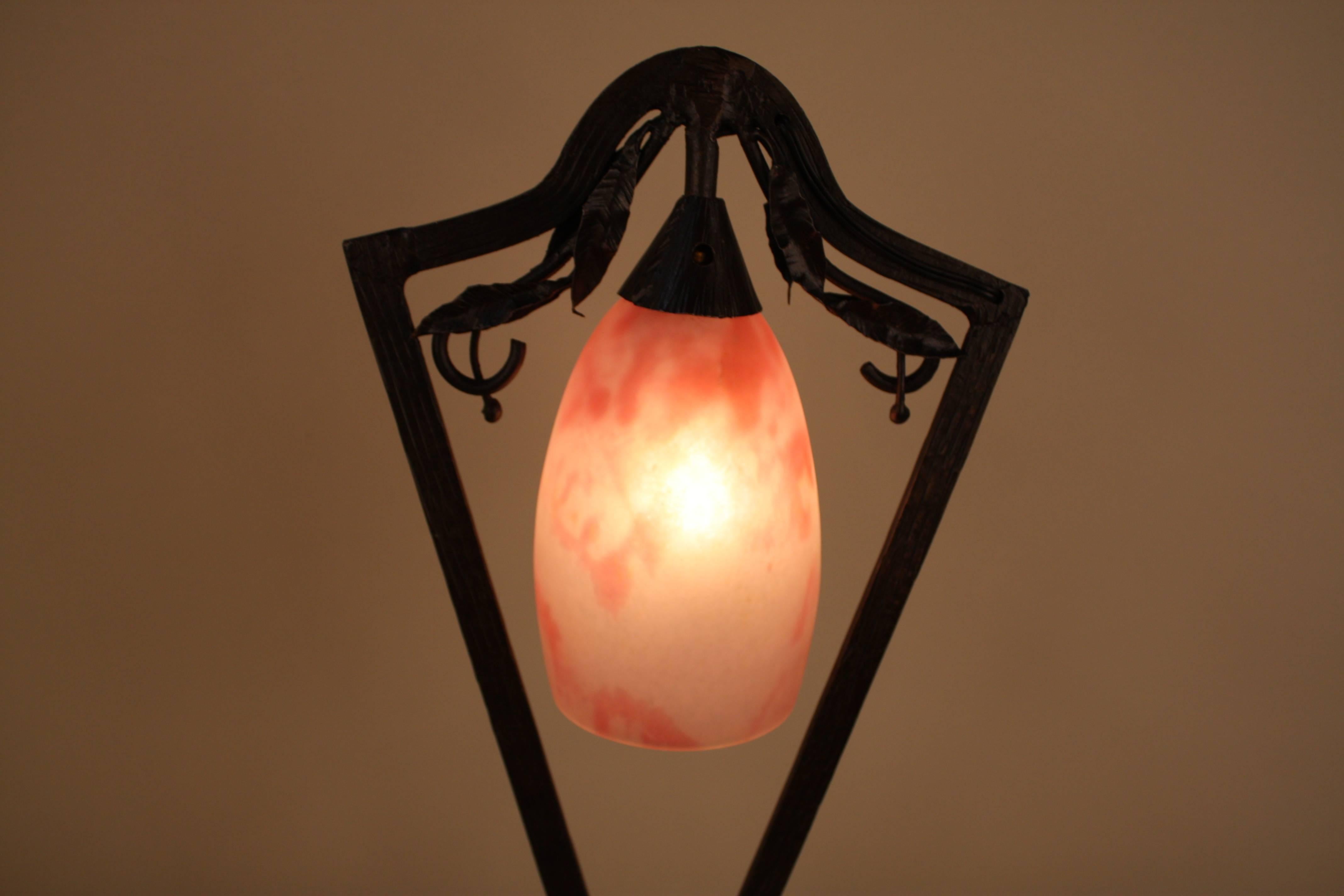 Art Nouveau Blown Glass and Wrought Iron Table Lamp by Daum Nancy In Good Condition In Fairfax, VA