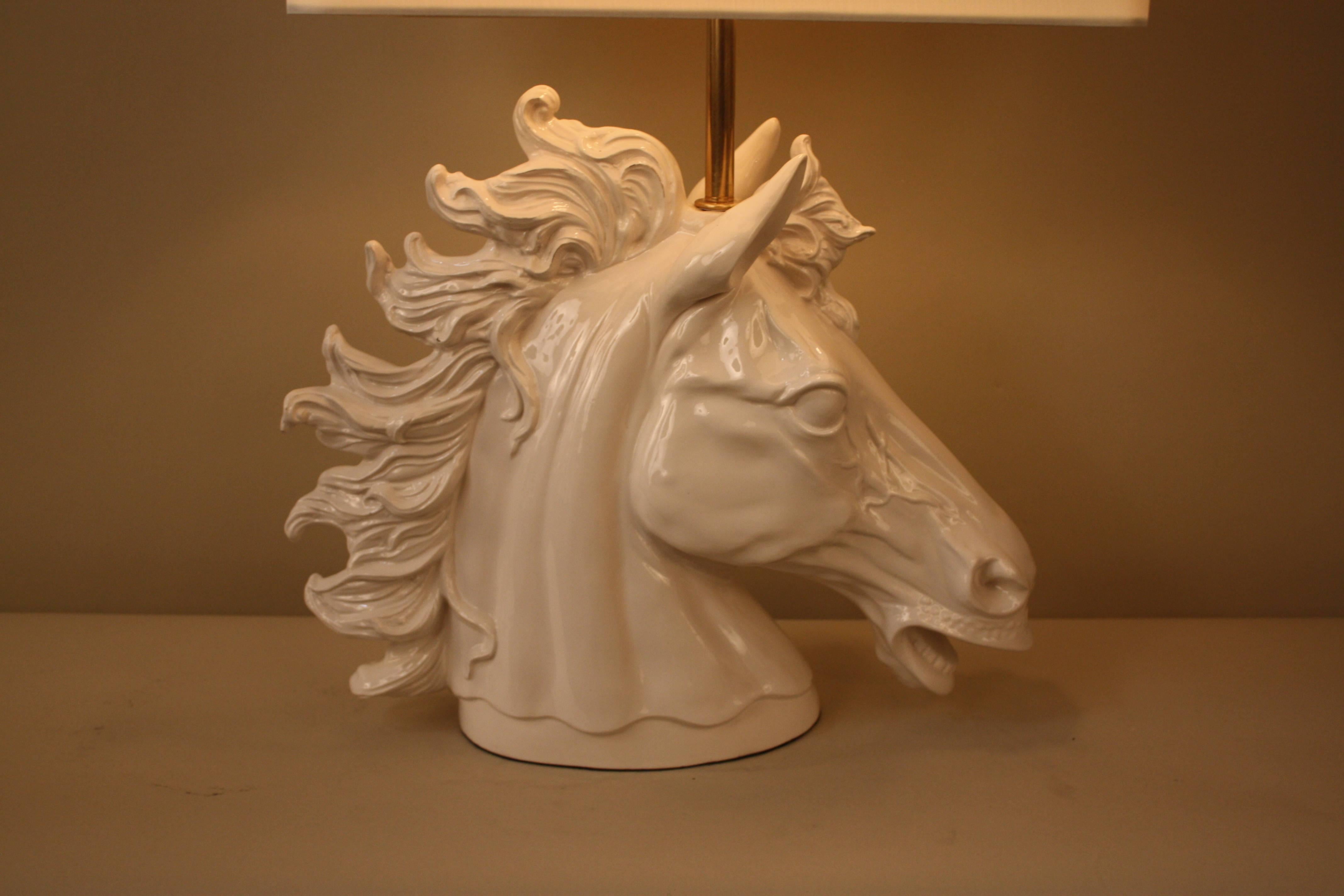 Beautifully sculptured horse head that has been made to an elegant table lamp.