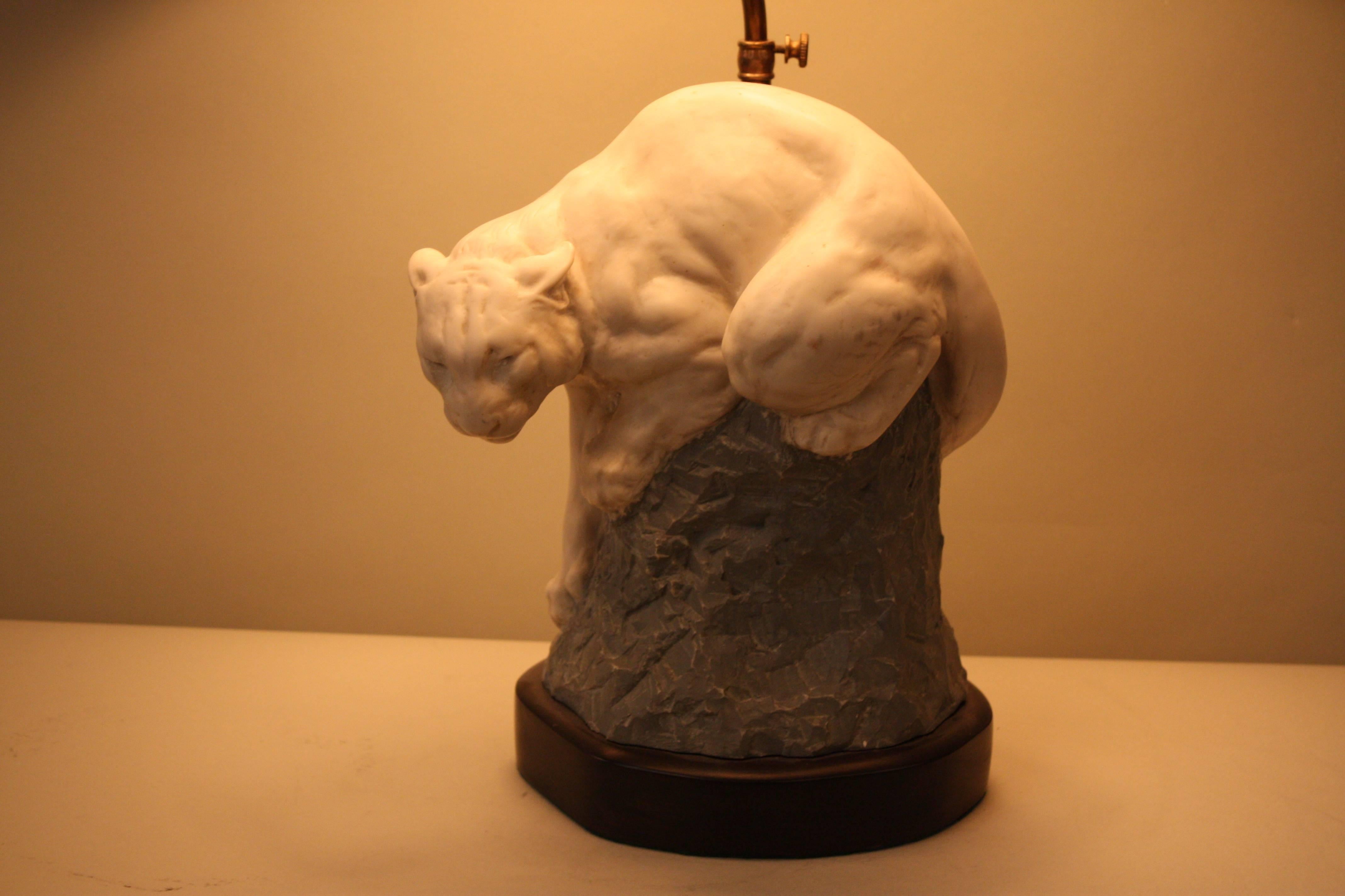 Customized table lamp of cougar- mountain lion sculpture.
Fitted with black oval shade.