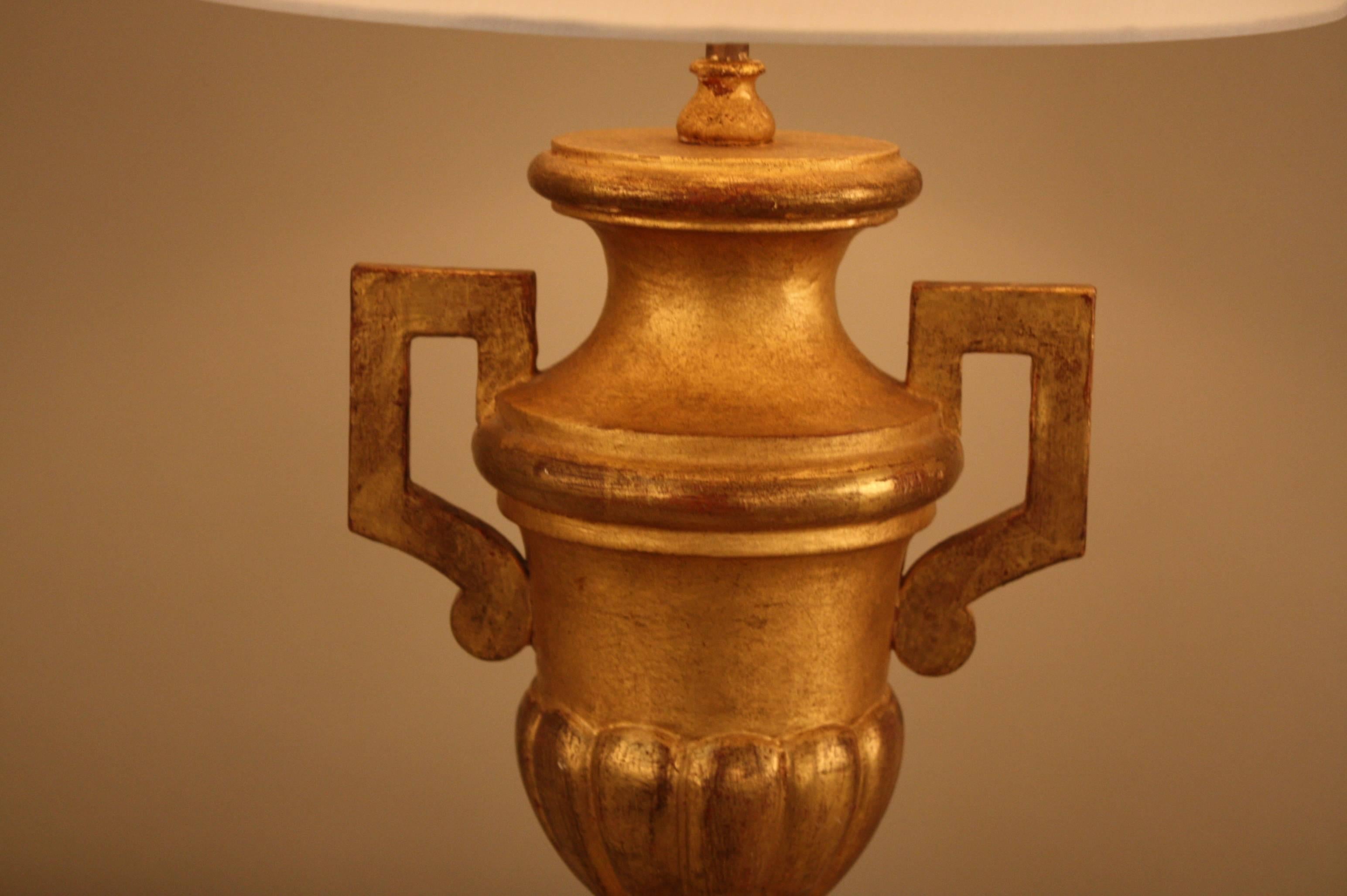 Italian Elegant Neoclassical Giltwood Table Lamp