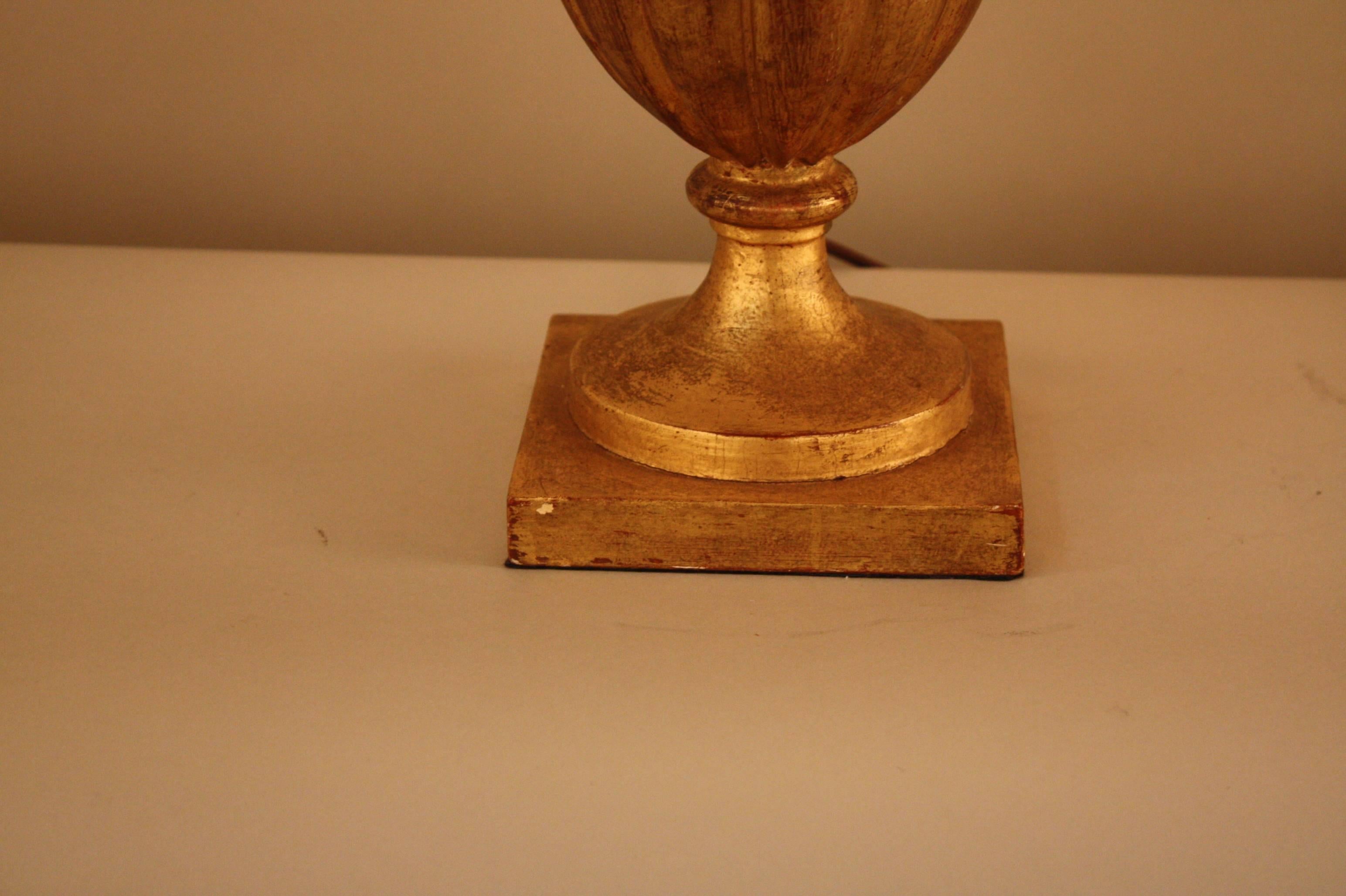 Mid-20th Century Elegant Neoclassical Giltwood Table Lamp