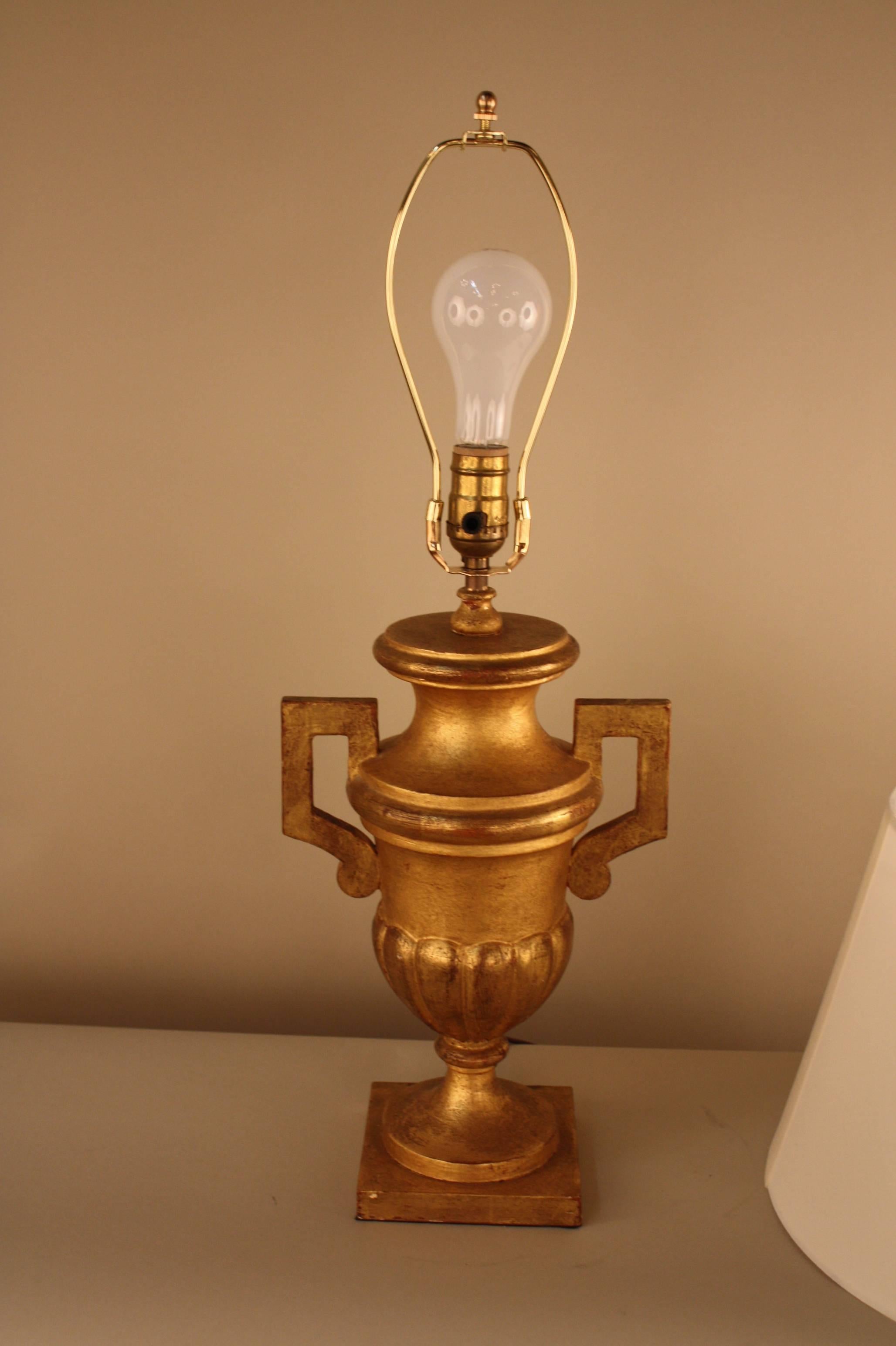 Elegant Neoclassical Giltwood Table Lamp In Good Condition In Fairfax, VA