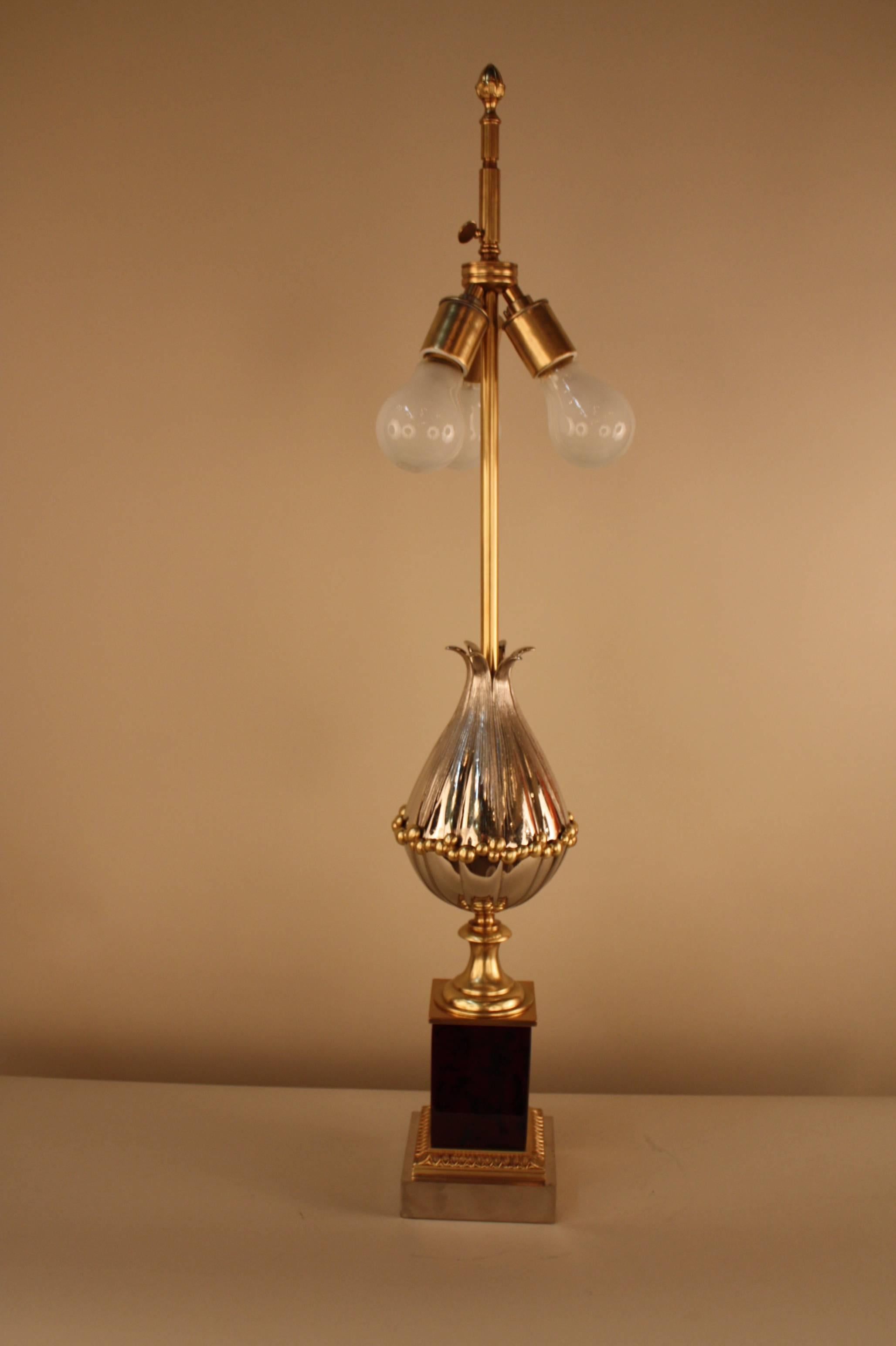 Français Superbe lampe de bureau en nickel et bronze de la Maison Charles en vente