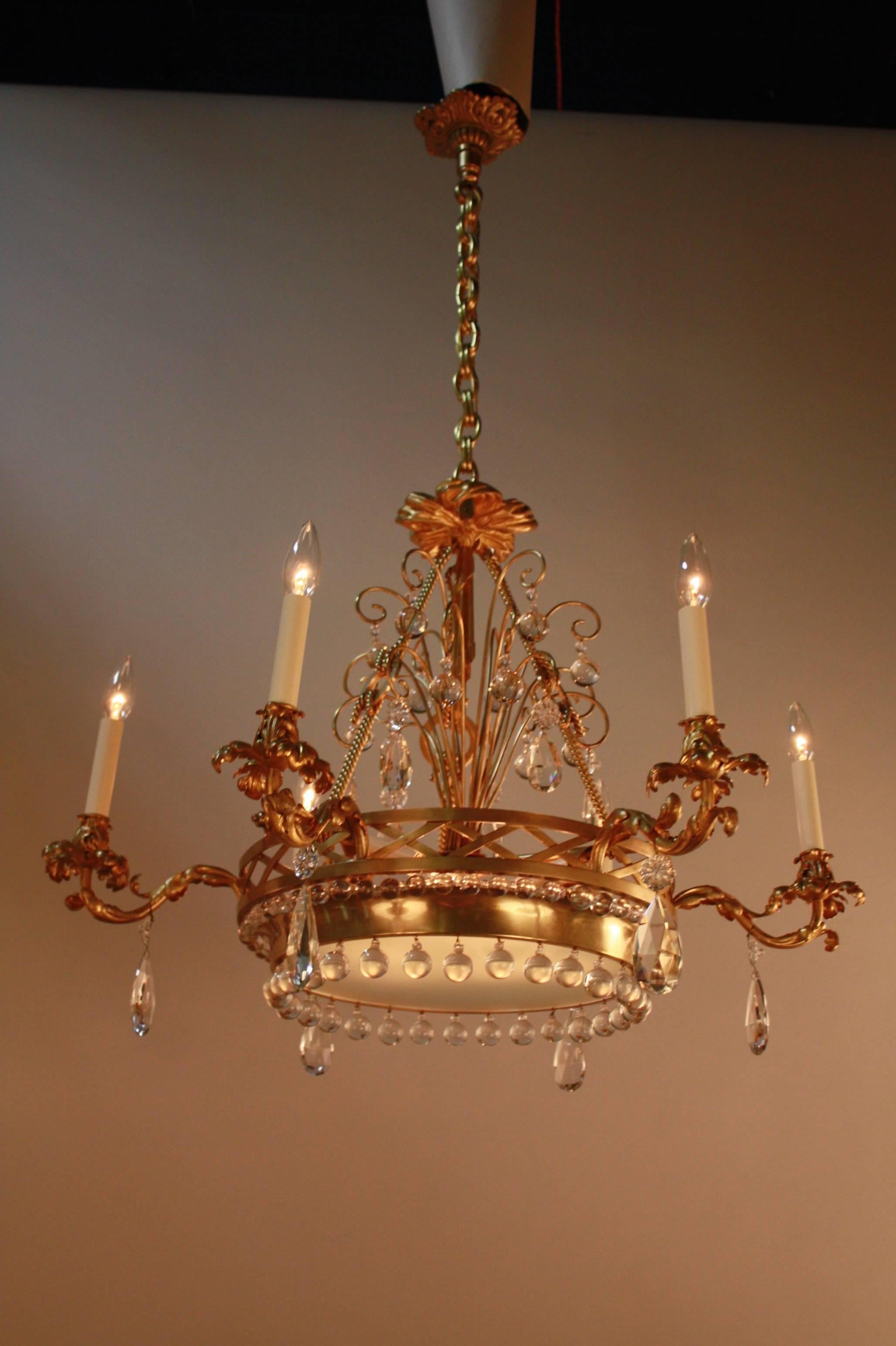 This out of ordinary chandelier, masterfully created by combining Classic design and modern 1950s. Total of 12 lights.
Total of 33