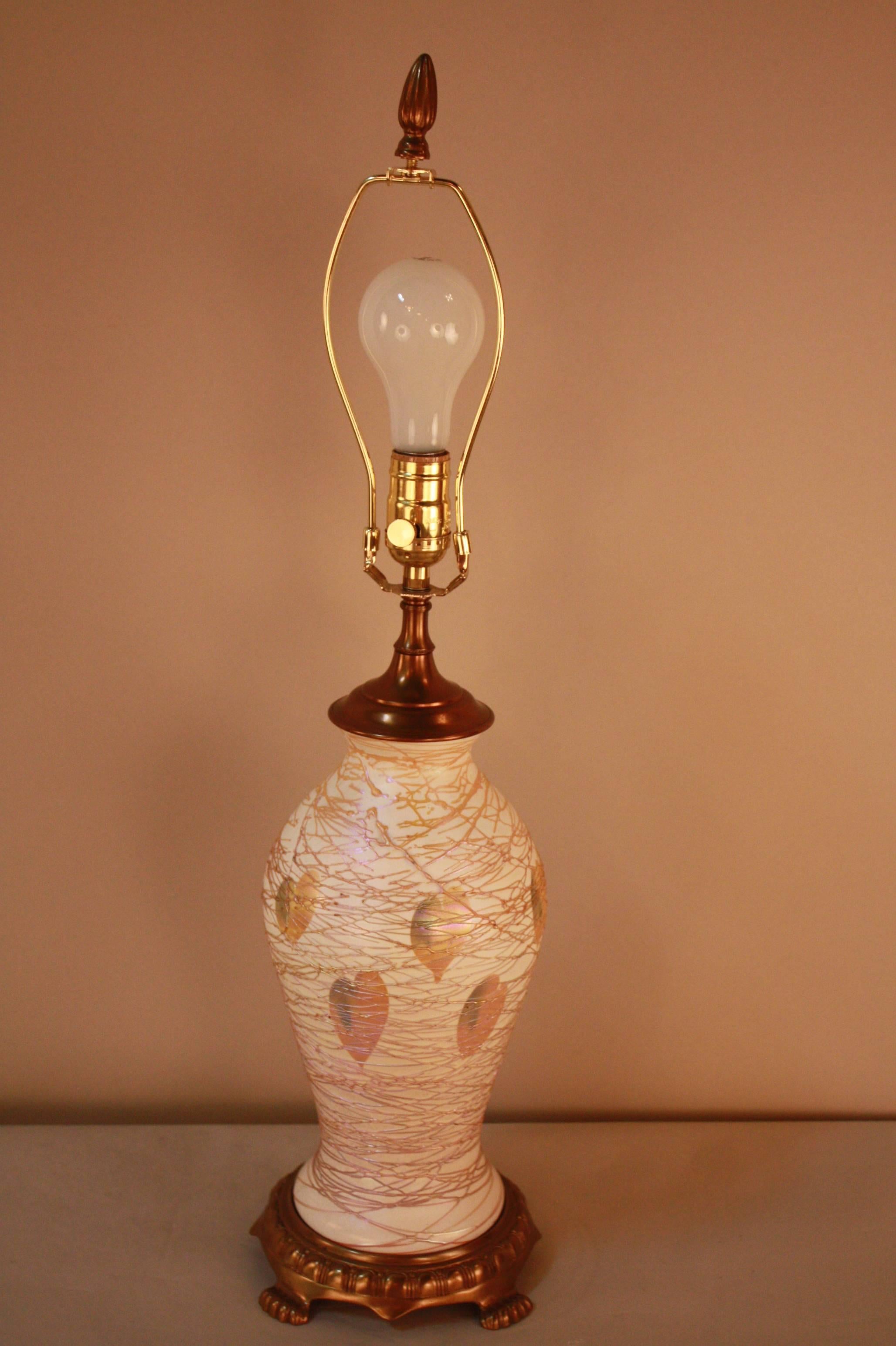 Lampe de bureau en verre d'art américain par Quezal en vente 1