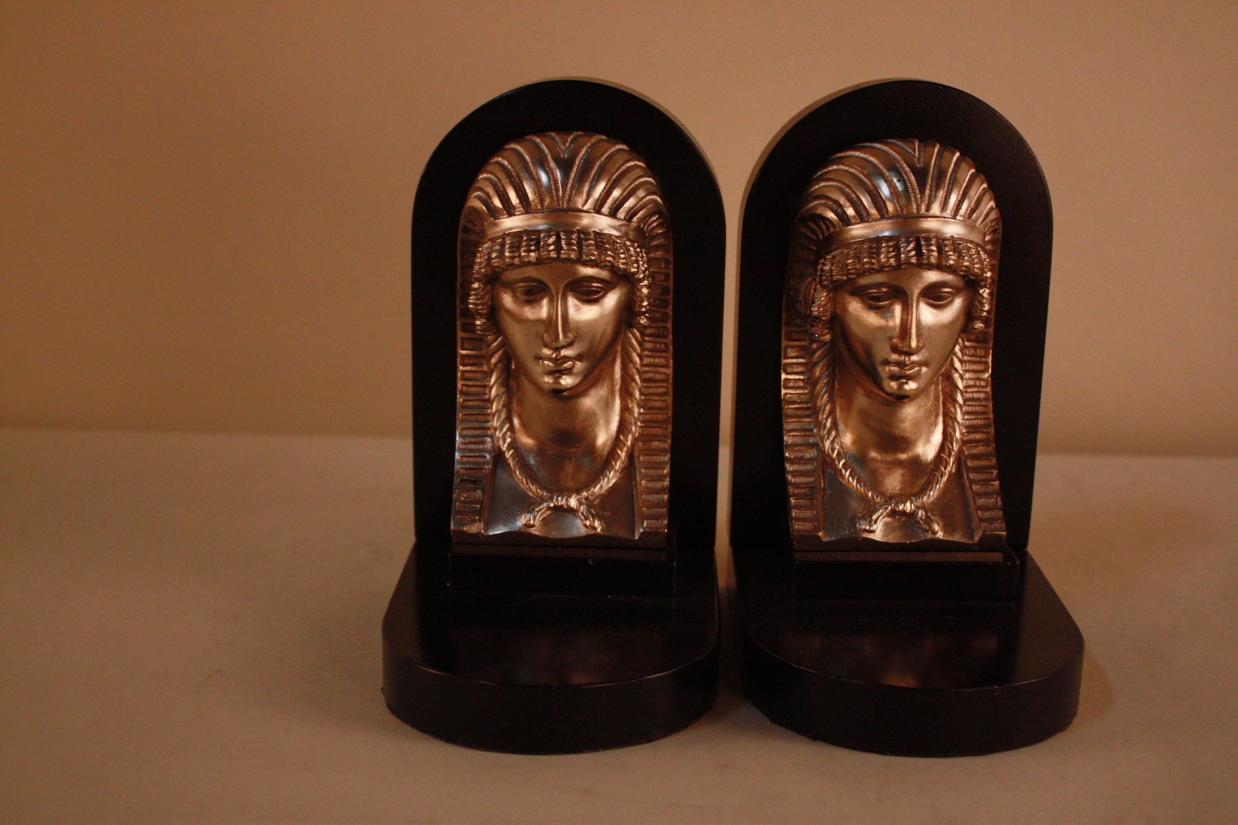 Pair of bookends with an Egyptian revival style, from the Art Deco period. Made of nickel on bronze, with lacquered marble for a sleek finish. 