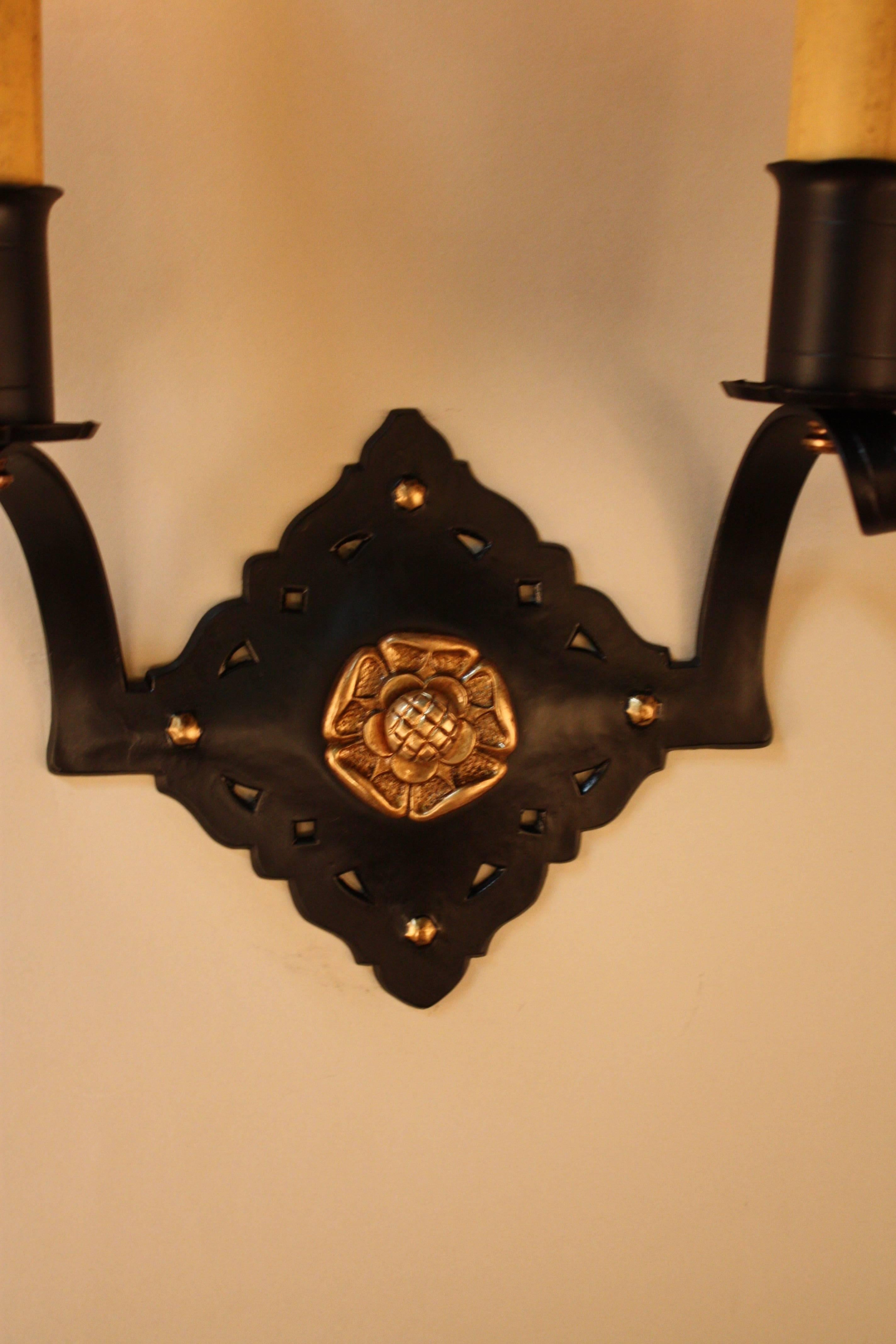 Paar Kombination von handgefertigten und maschinell hergestellten Wandleuchtern.
Schwarzer Lack über Bronze mit goldenem Bronze-Akzent.