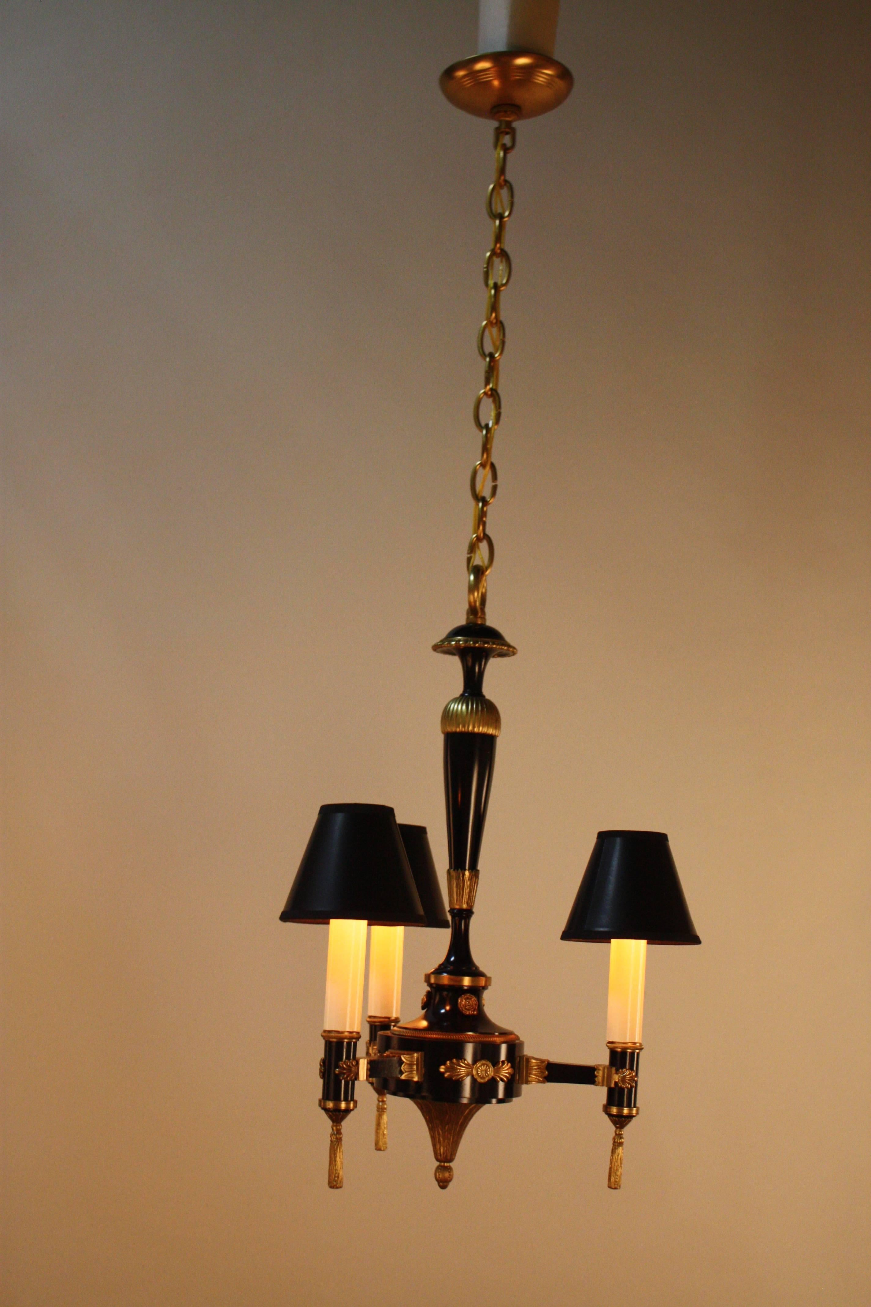Elegant three-light chandelier. This bronze chandelier has been lacquered with golden bronze decoration.
The minimum height fully installed with one link chain is 26