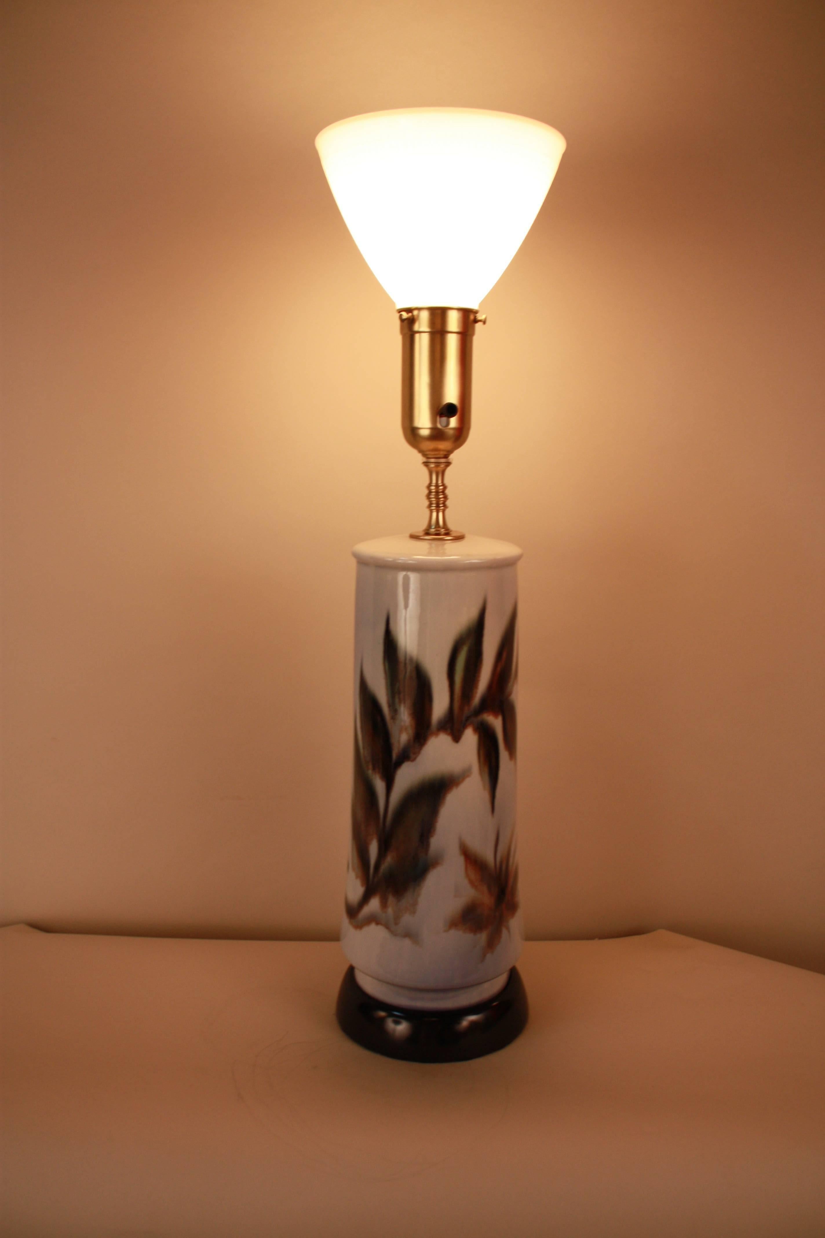 Elegant 1950s painted pottery table lamp with wooden lacquer base.
Fitted with silk lampshade.
We have almost the same ref. LU91368746133.