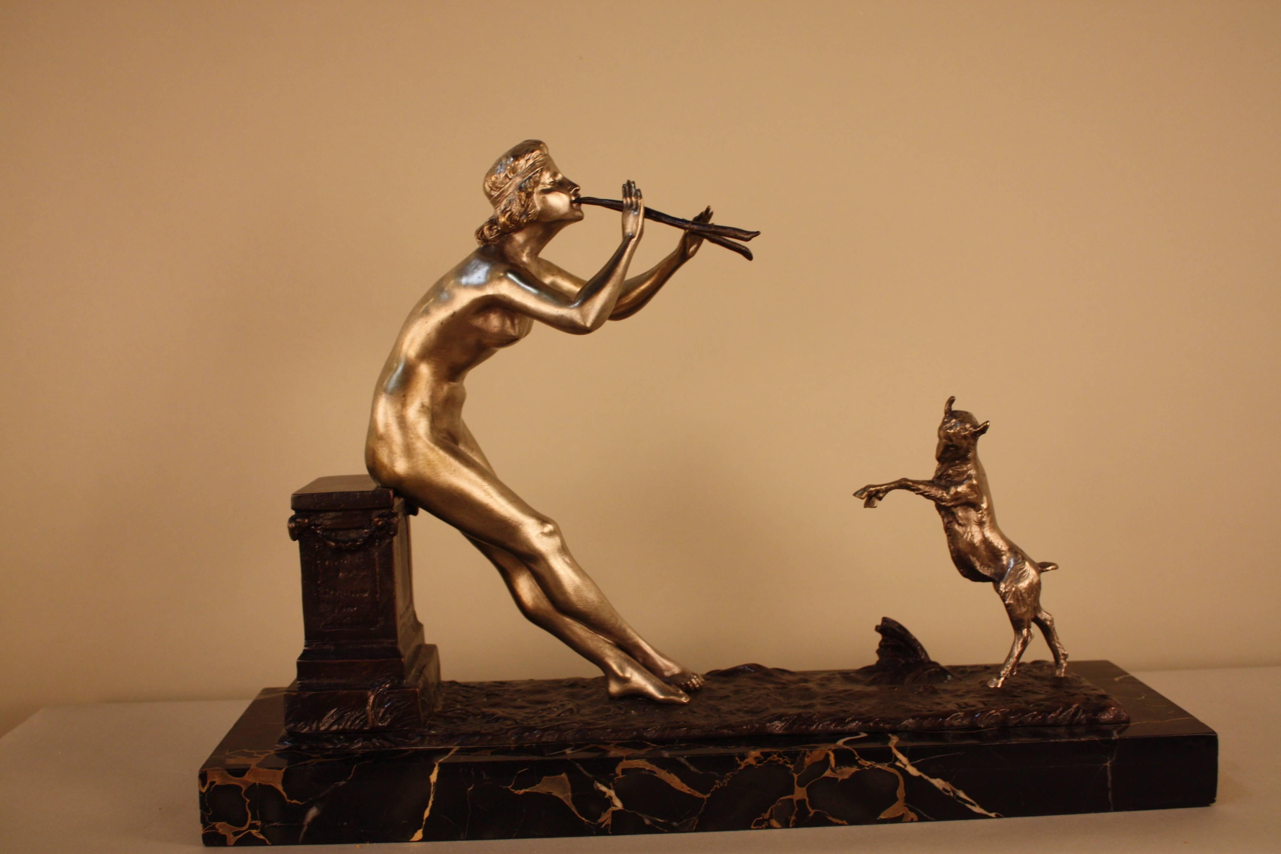 Skulptur einer nackten Frau und einer tanzenden Ziege von Henri Fugre (Französisch) im Angebot