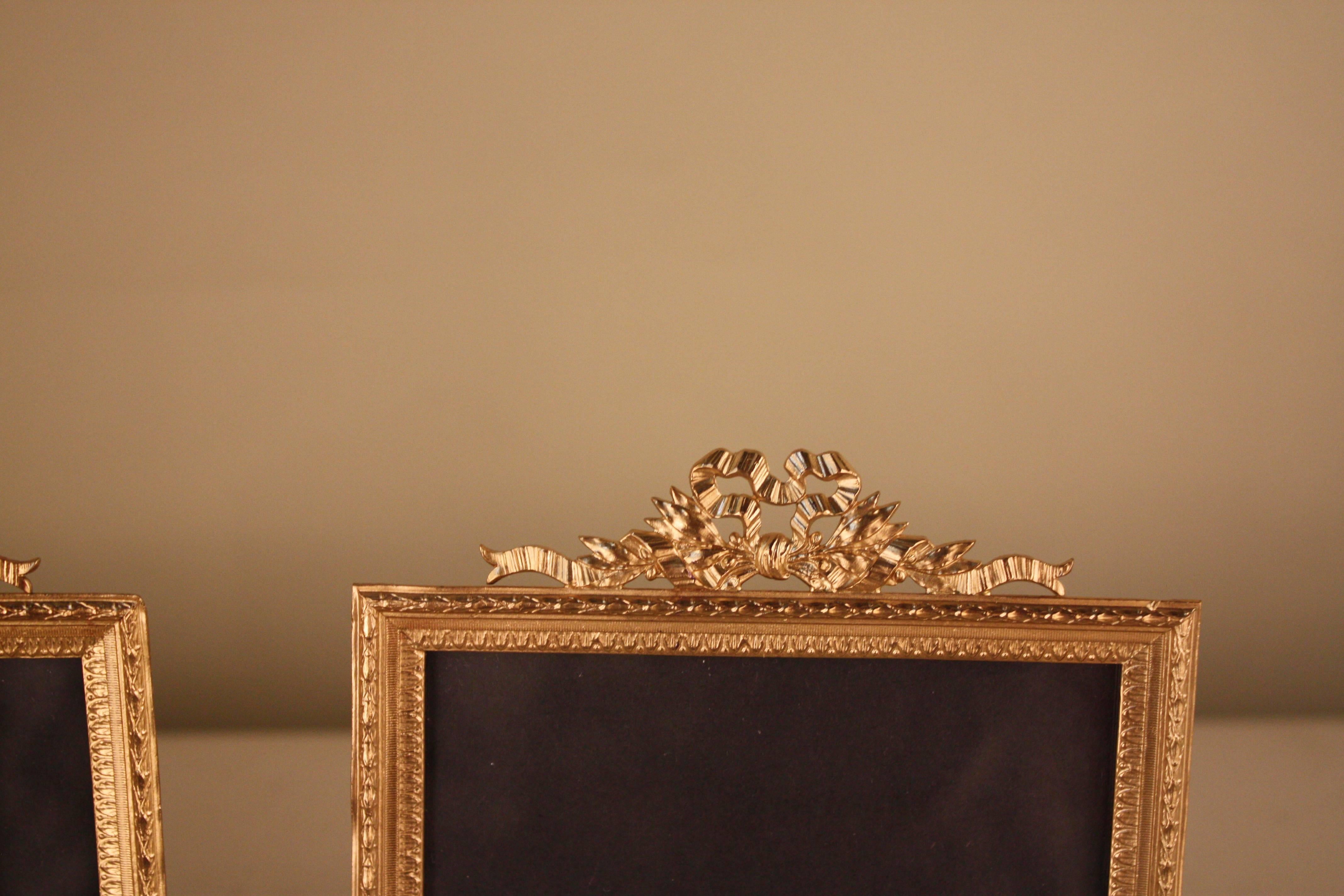 Pair of French gilded bronze photo frames, the top is decorated with bow and laurel leaves and have fine detail casting.