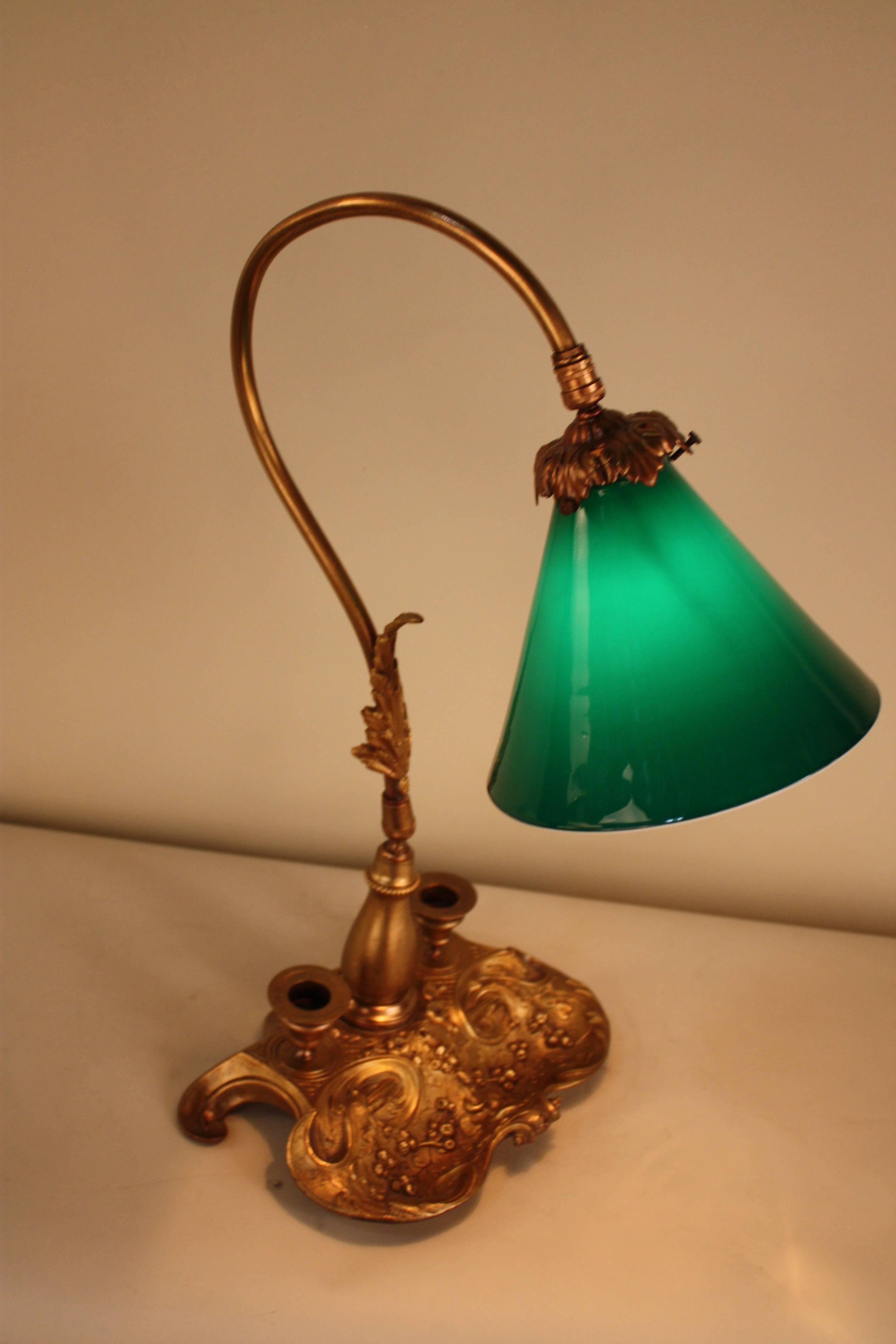 Early 20th Century Bronze and Case Glass Desk Lamp In Good Condition In Fairfax, VA