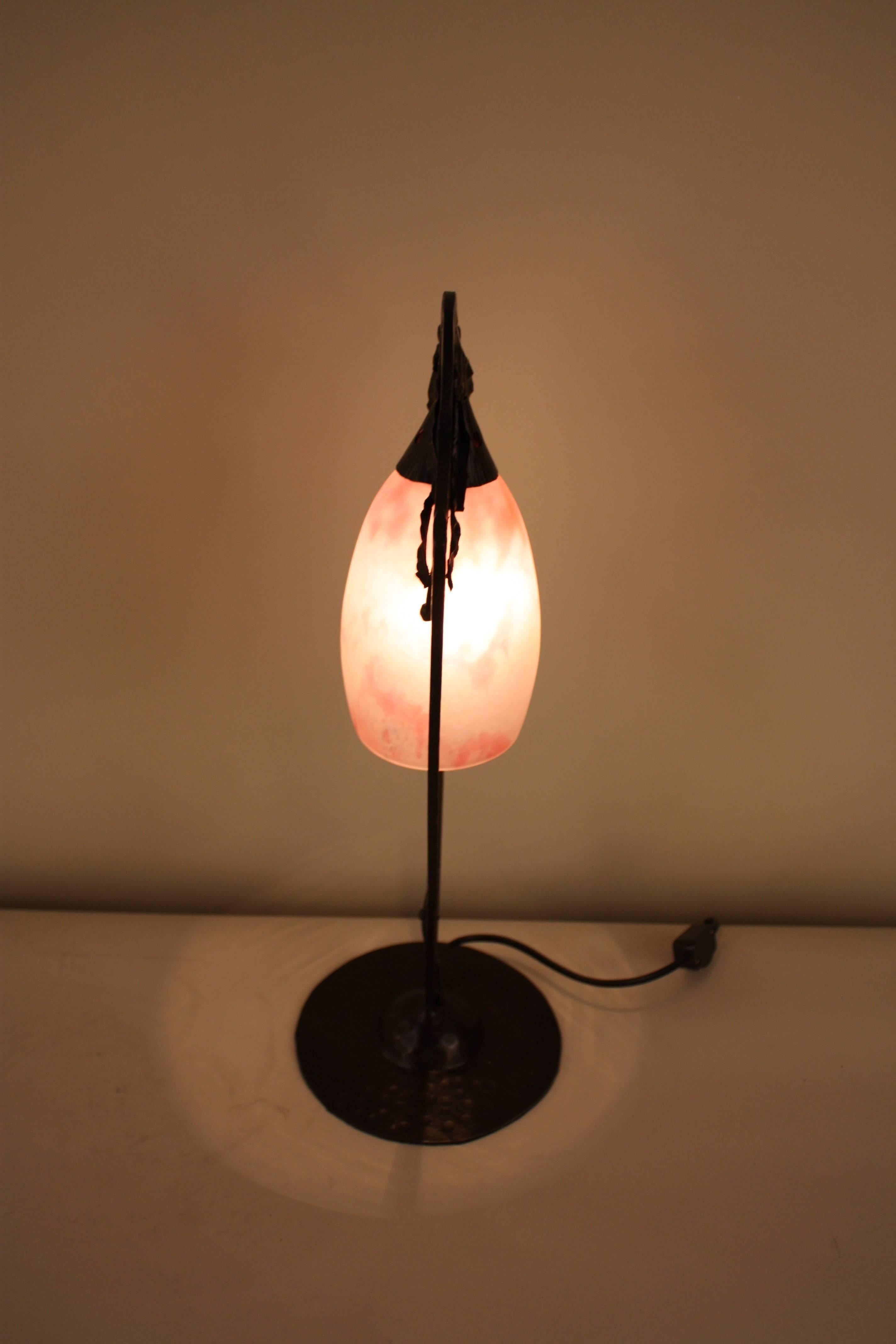 Early 20th Century Art Nouveau Blown Glass and Wrought Iron Table Lamp by Daum Nancy