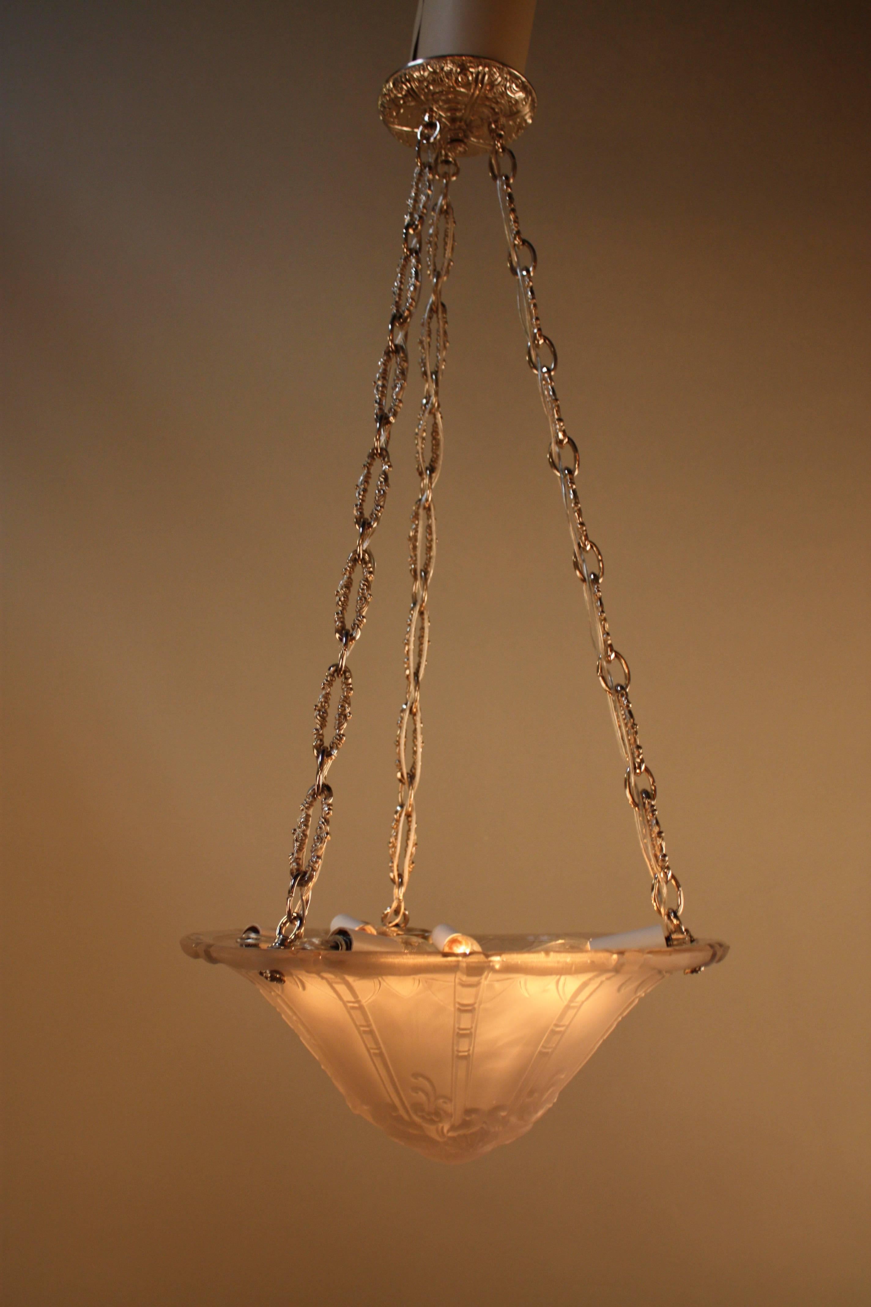 A fantastic six light Art Deco glass chandelier by Lorrain designed by Pierre D'Avesn for Daum Nancy.
Chain and canopy are nickel on bronze.
The height of this chandelier is 33