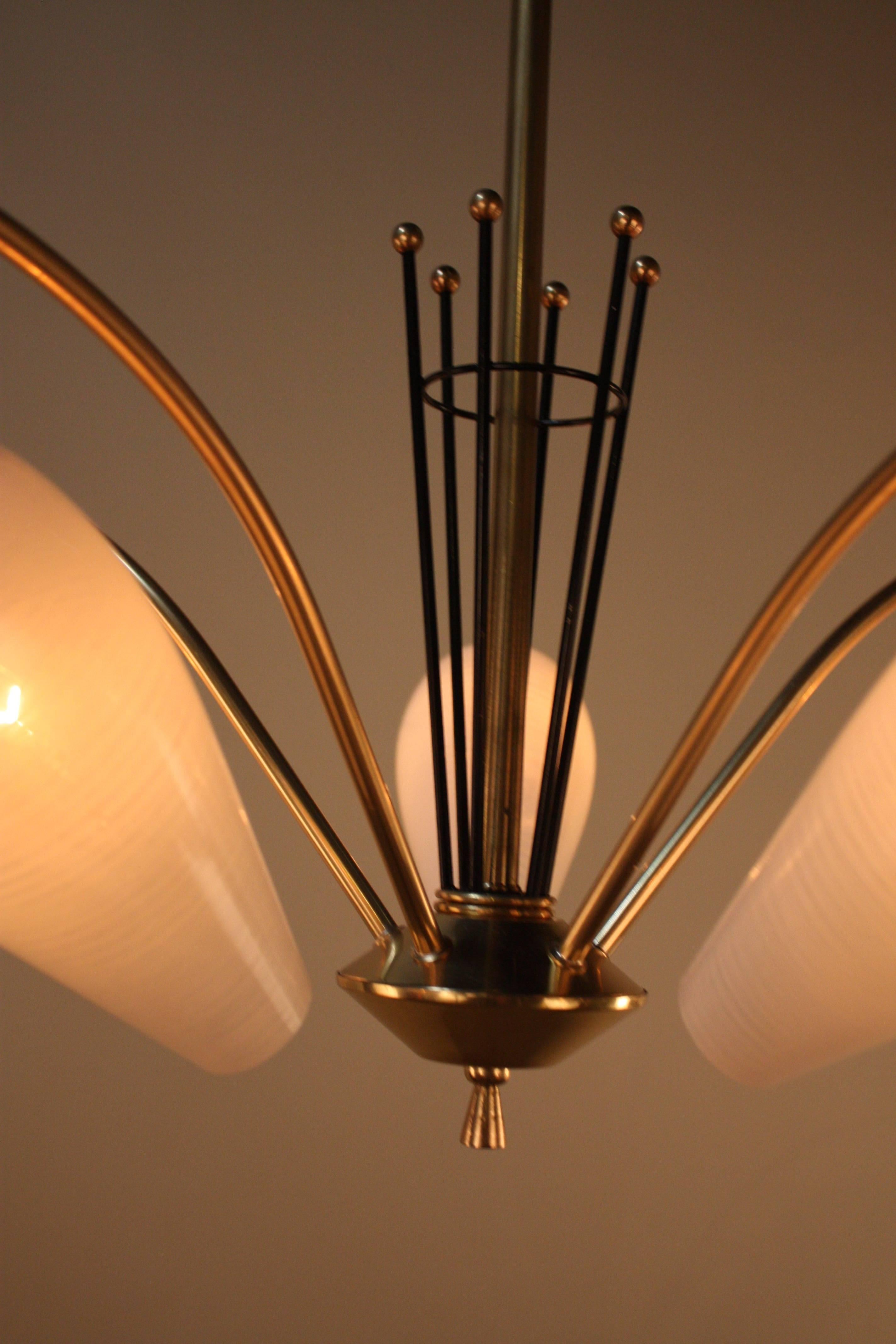 A midcentury five-light textured glass shades chandelier with satin bronze and back lacquer frame.
The height can be reduced by cutting the centre rod.