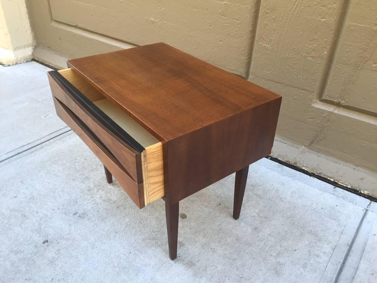 Mid-20th Century Pair of Mid-Century Modern Walnut Nightstands