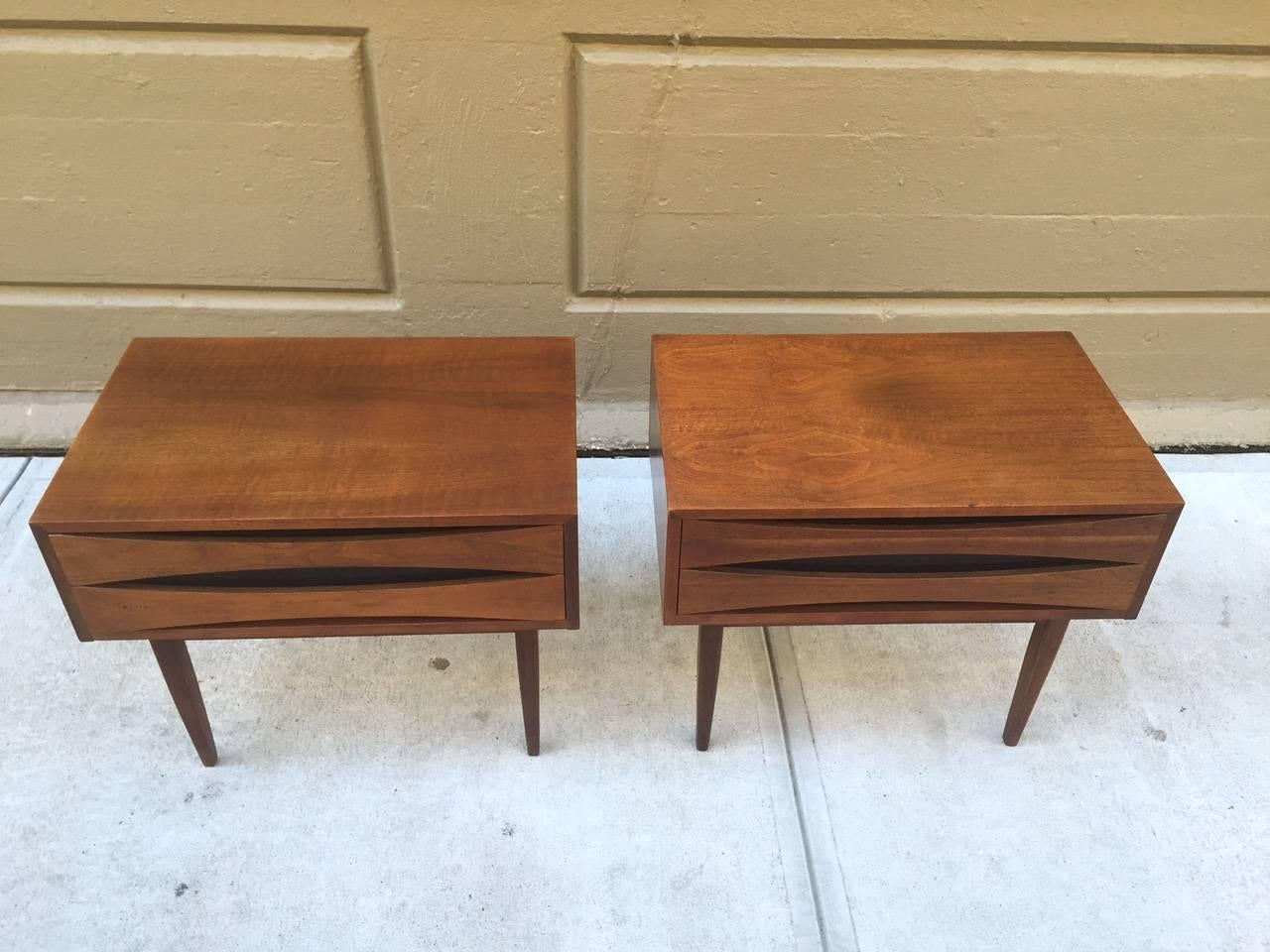 Pair of Mid-Century Modern Walnut Nightstands In Good Condition In New York, NY