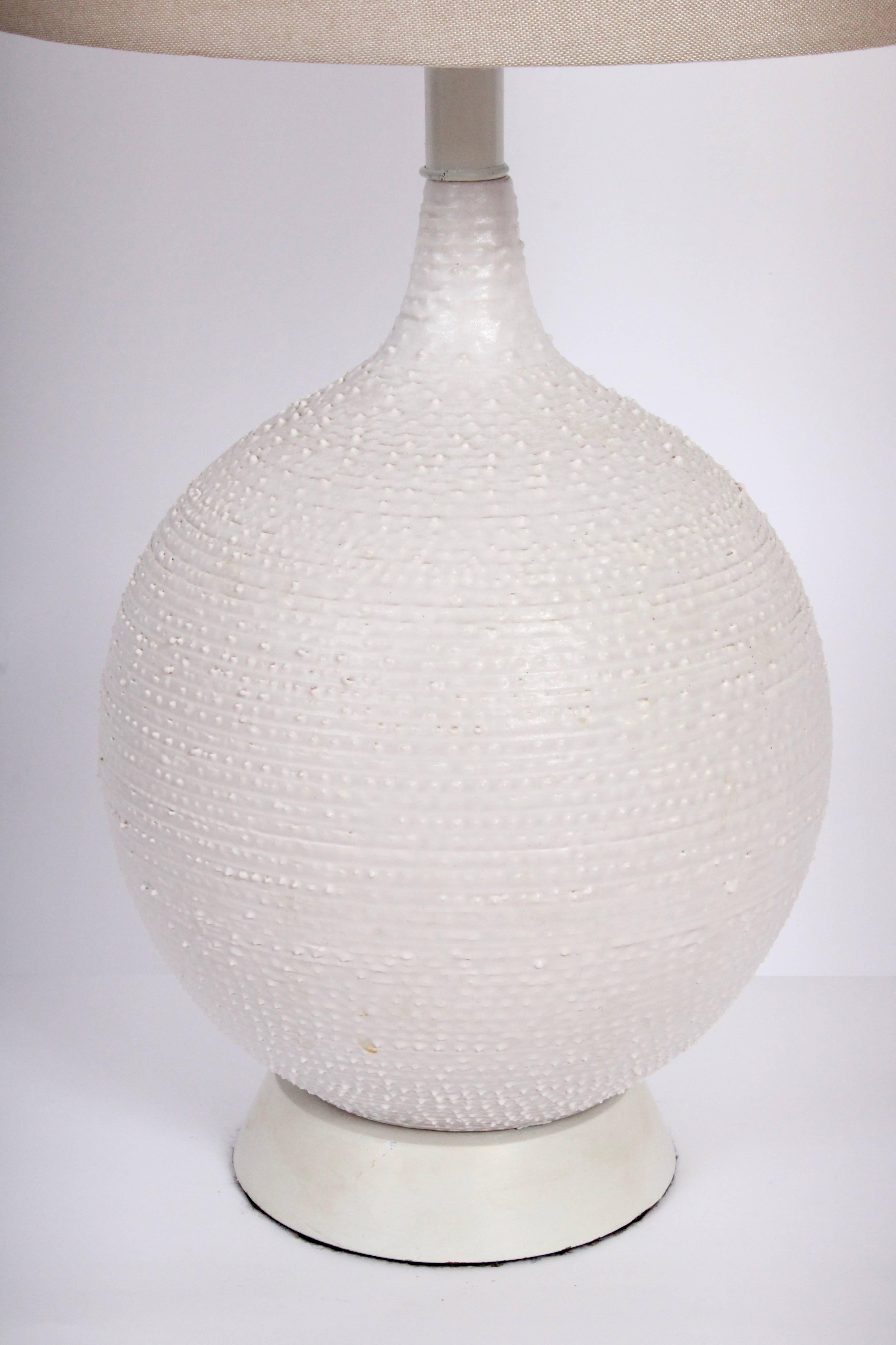 Mid-Century Modern Lampe de bureau Design Technics blanc cassé en poterie à pointes, années 1950  en vente