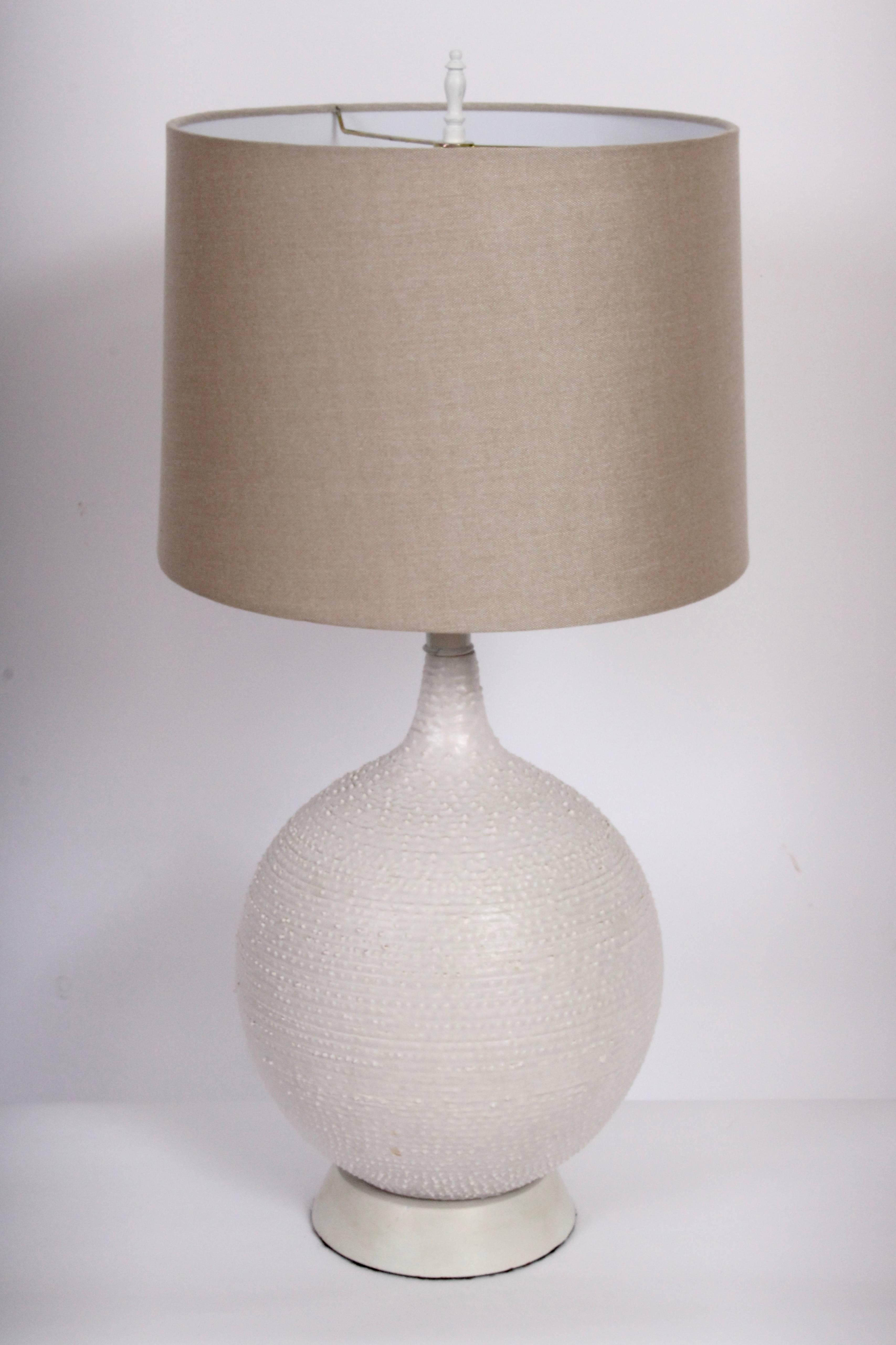 Vernissé Lampe de bureau Design Technics blanc cassé en poterie à pointes, années 1950  en vente