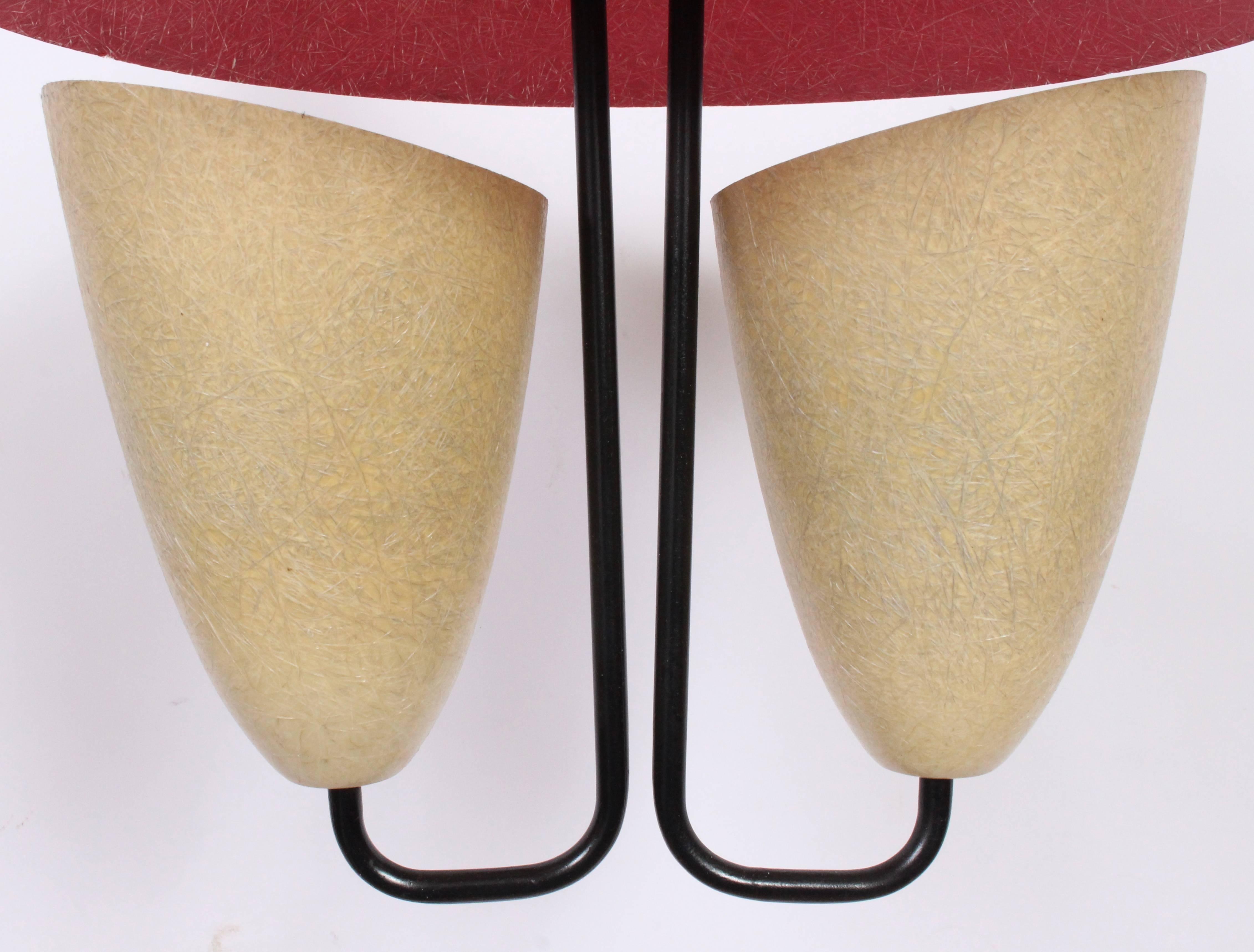 Mid-Century moderno Lampada a sospensione a doppio cono in stile Kurt Versen con cappello rosso in fibra di vetro in vendita
