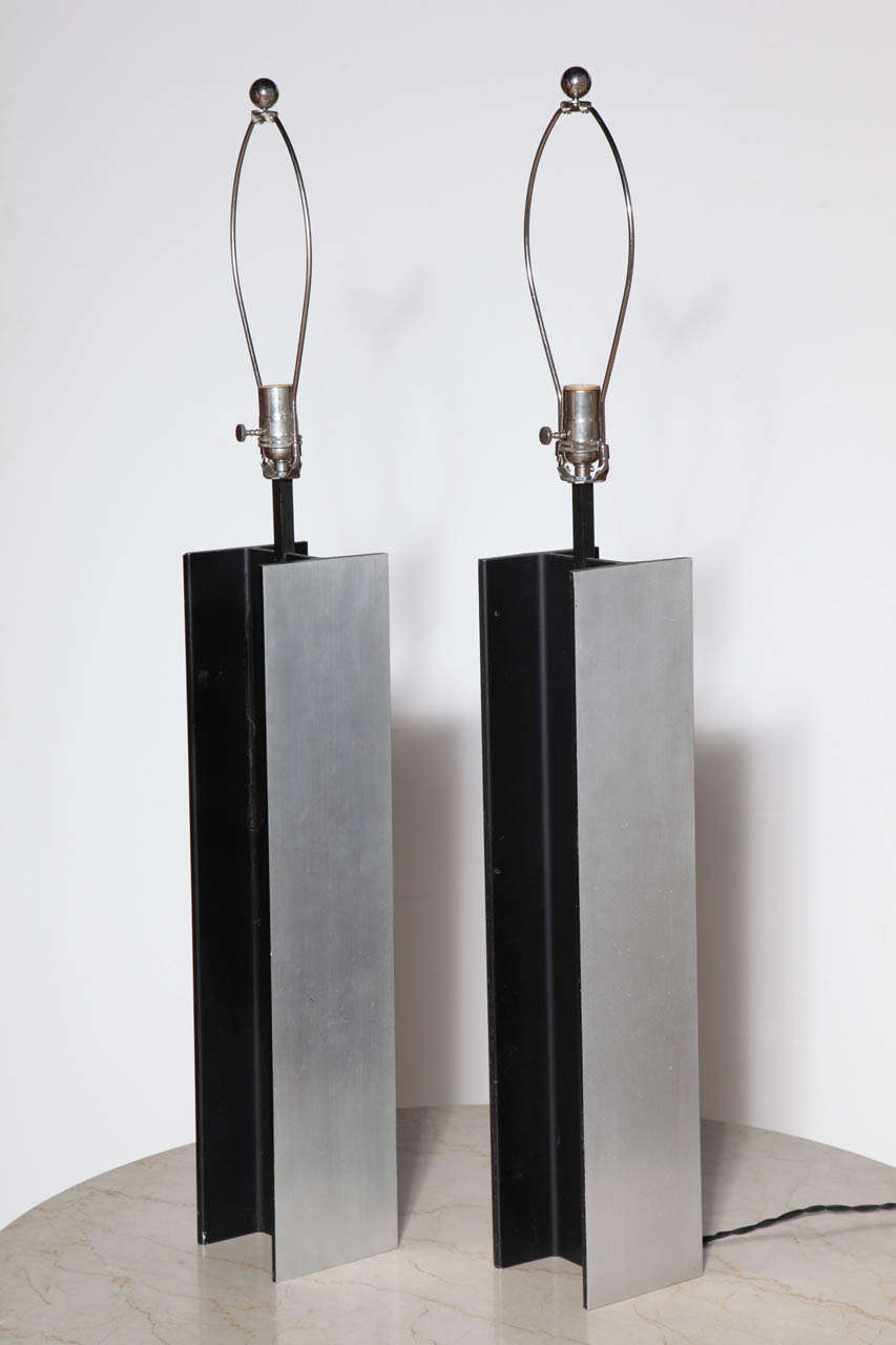 Importante paire de lampes architecturales Laurel Lamp Co. Lampes de table I-Beam en acier brossé et émaillé noir. Structure lourde et solide en poutres rectangulaires, de couleur argentée, avec la partie concave des colonnes en noir. Industriel.