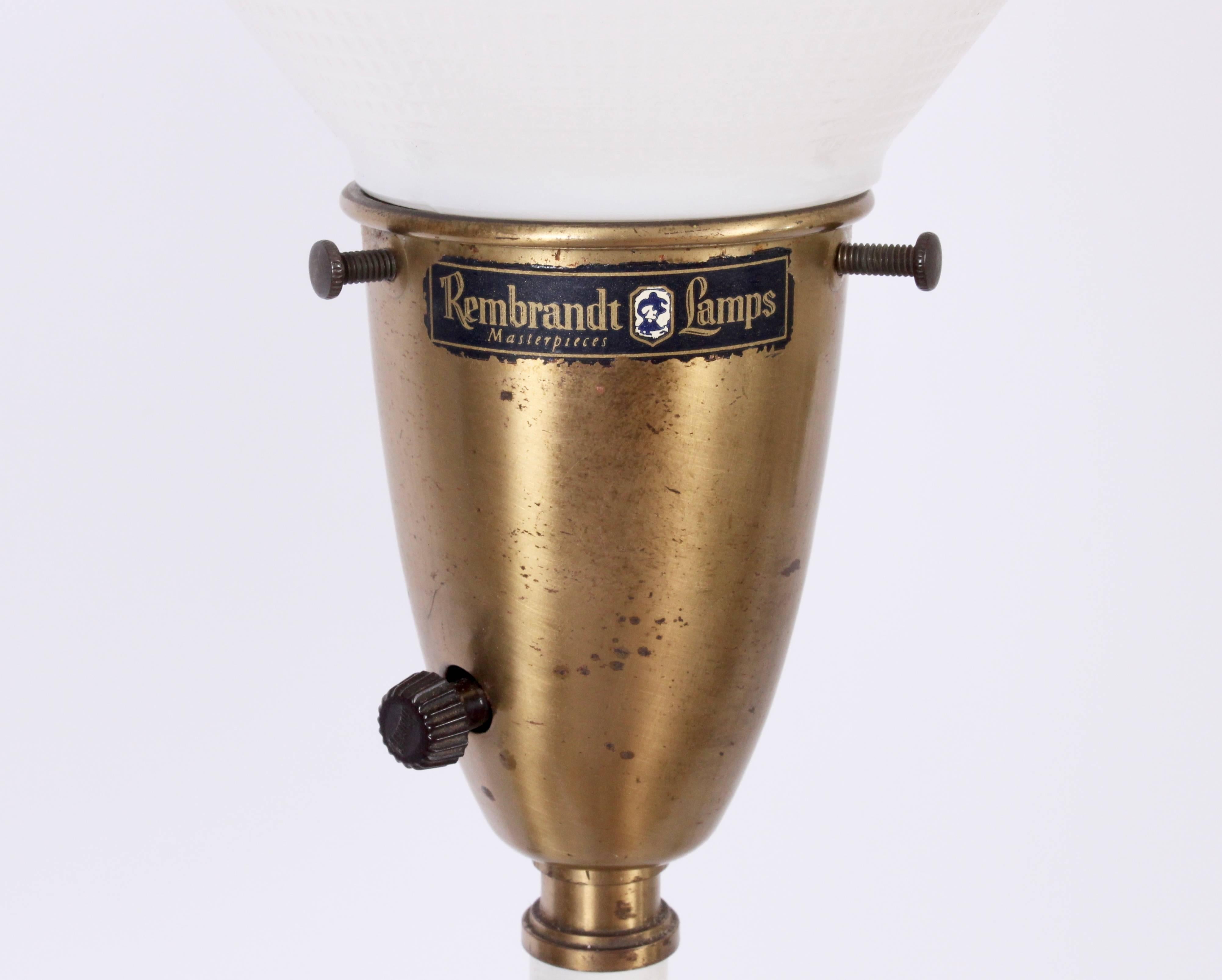 Américain Grande paire de lampes Rembrandt Lamp Co. Lampes chandelier blanches avec abat-jour en verre, années 1950 en vente