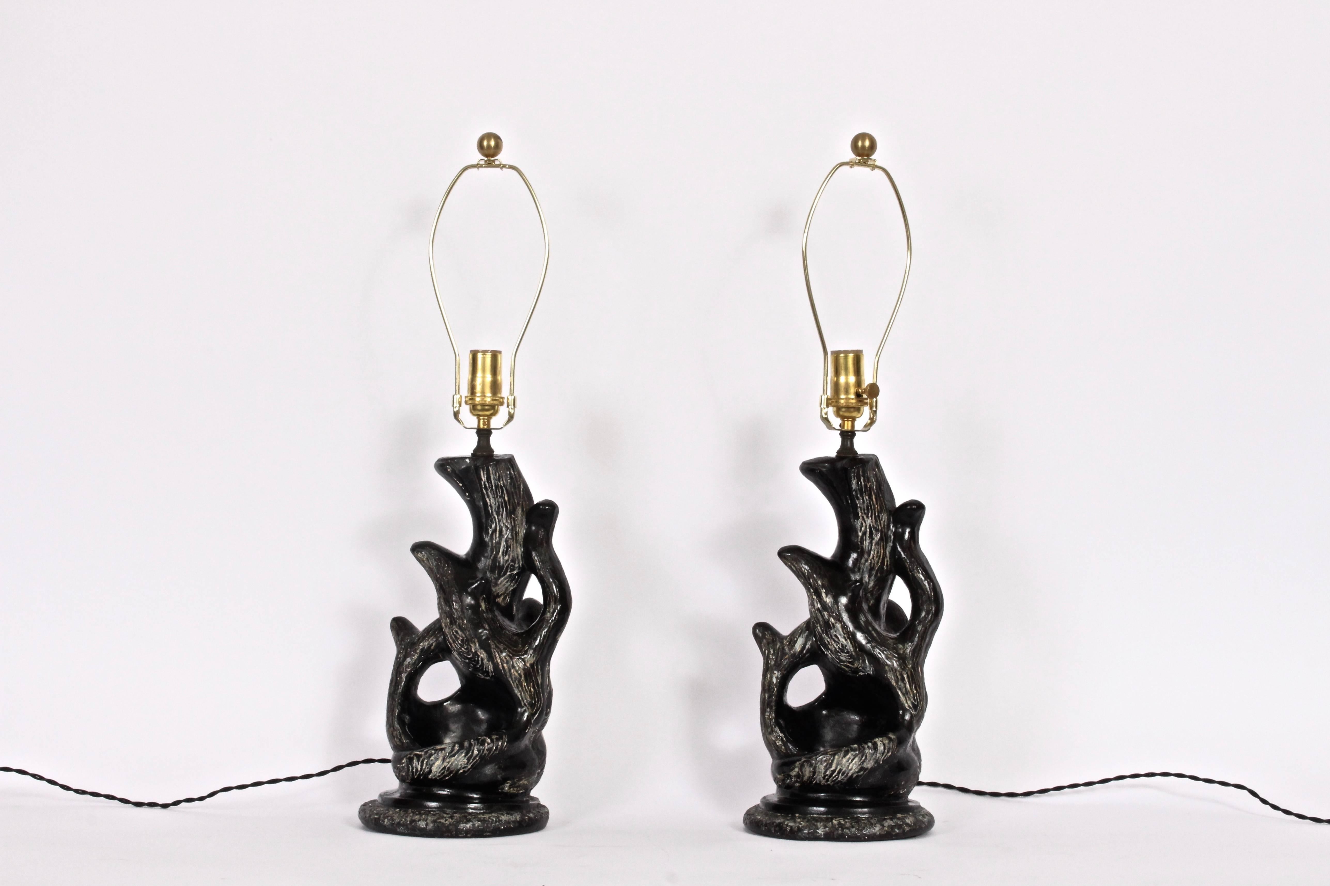Kalifornien Zeitgenössische Hand skulpturale Paar eingeschnittene Schwarz und Weiß Tischlampen von P. Sanfillipo.  Ausgestattet mit einem  offene, handgeschnitzte, organische, moderne Form aus weißem Kreideholz, handbemalt in schwarzem Satin-Finish